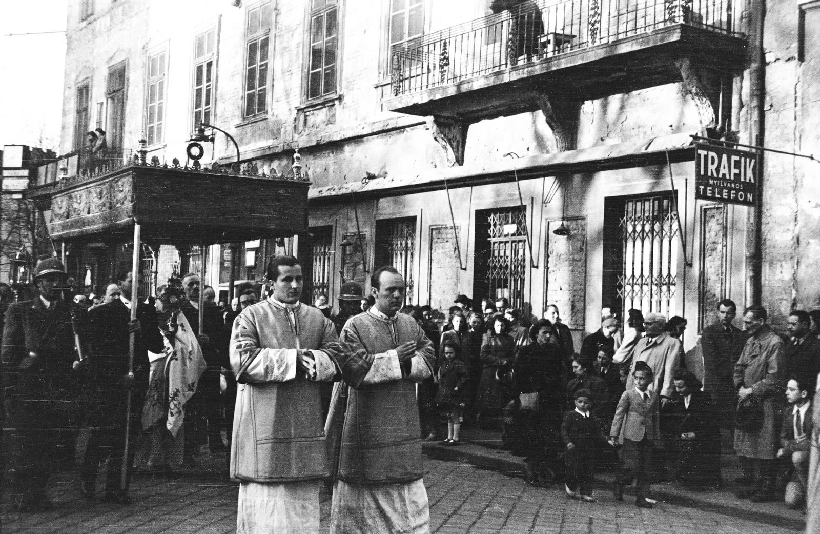 Hungary, Budapest V., Hercegprímás (Alpári Gyula) utca, a felvétel a 21-es számú ház előtt készült a körmenet résztvevőiről., 1955, Hámori Gyula, Budapest, Fortepan #294011