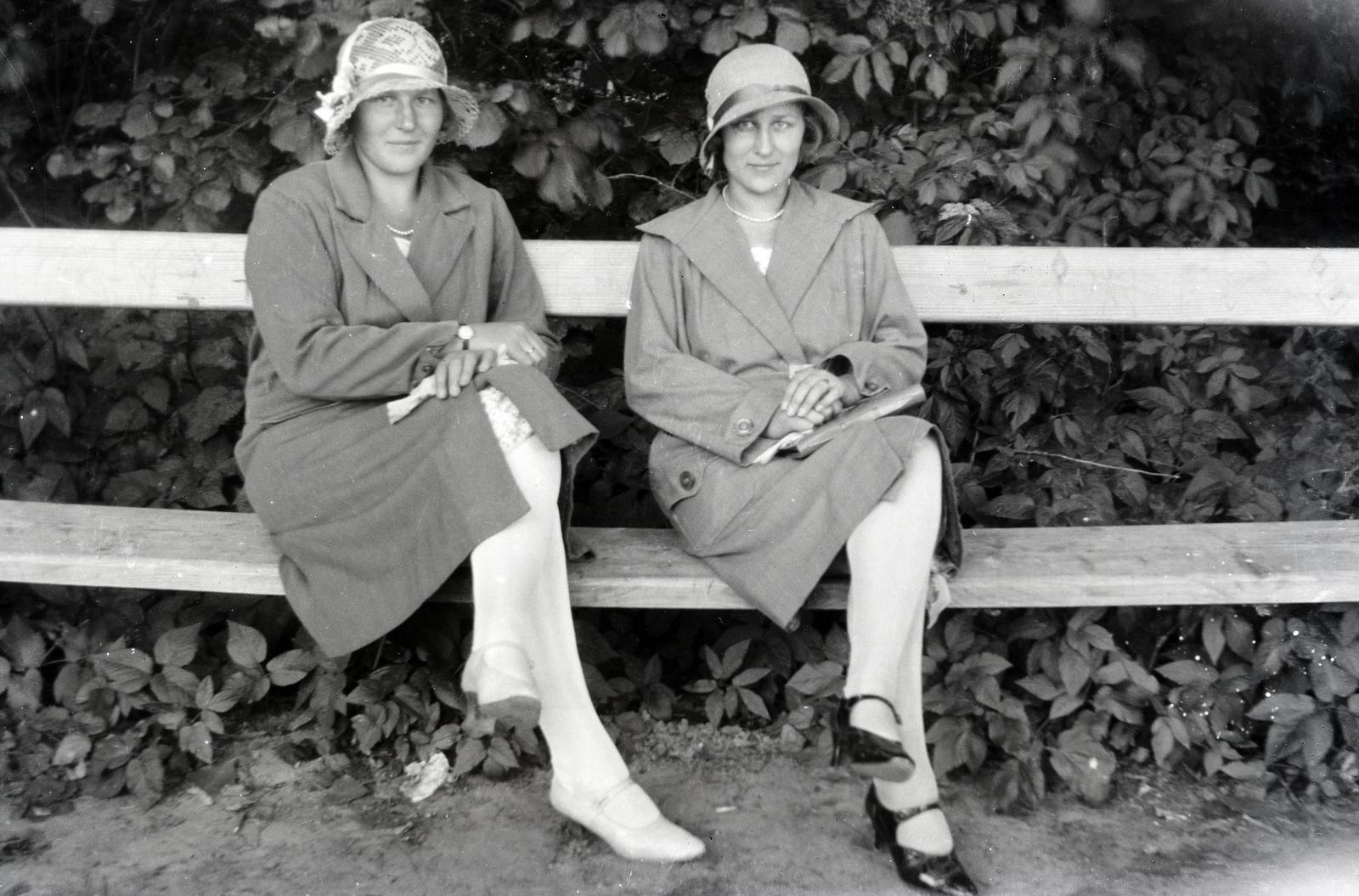 1936, Harangozó Ádám, pantyhose, leg over leg, bench, hat, women, Fortepan #294025