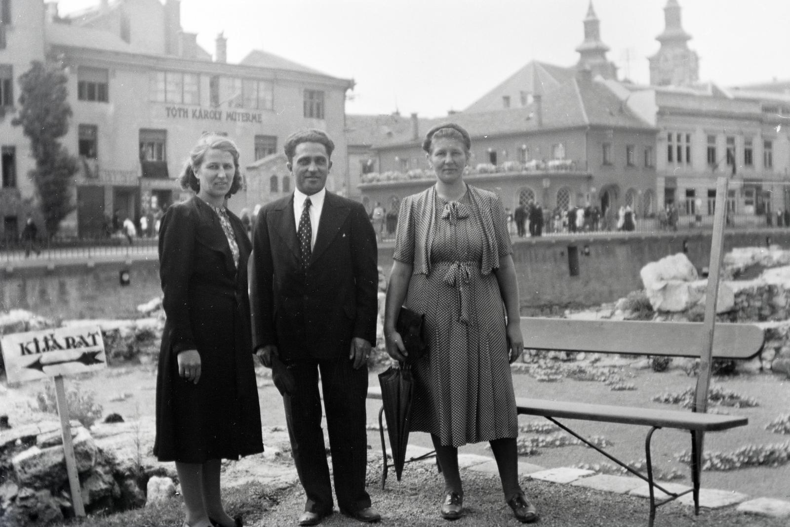 Hungary, Székesfehérvár, Koronázó (Bazilika) tér, a felvétel a Romkertben készült, a háttérben középen a Táncsics Mihály utca torkolata., 1940, Harangozó Ádám, photographer, restaurant, Fortepan #294026