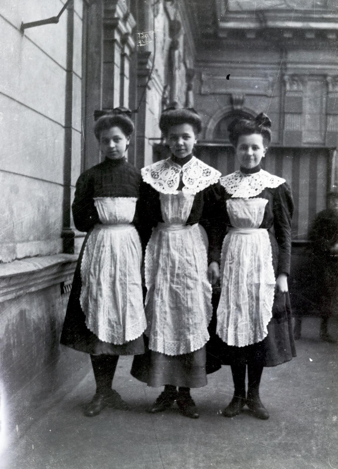 1914, Harangozó Ádám, kötény, cseléd, hárman, lányok, felszolgáló, Fortepan #294029