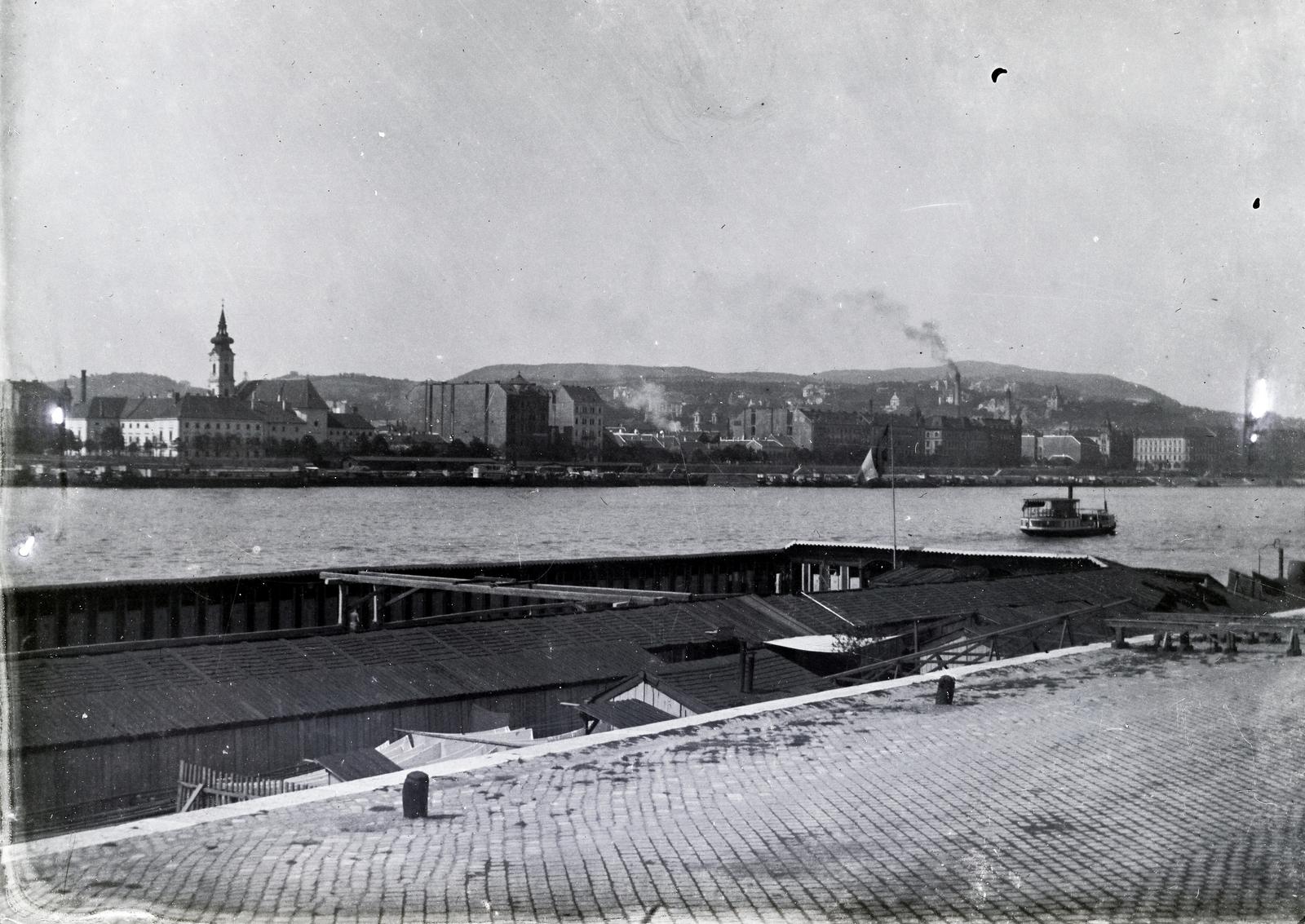 Magyarország, Budapest V.,Budapest I.,Budapest II., dunai uszoda a pesti alsó rakpartnál, a Duna túlpartján a Bem (Margit) rakpart, balra a Batthyány téren a Szent Ferenc sebei-templom és az egykori ferences kolostor., 1914, Harangozó Ádám, látkép, Budapest, Fortepan #294030