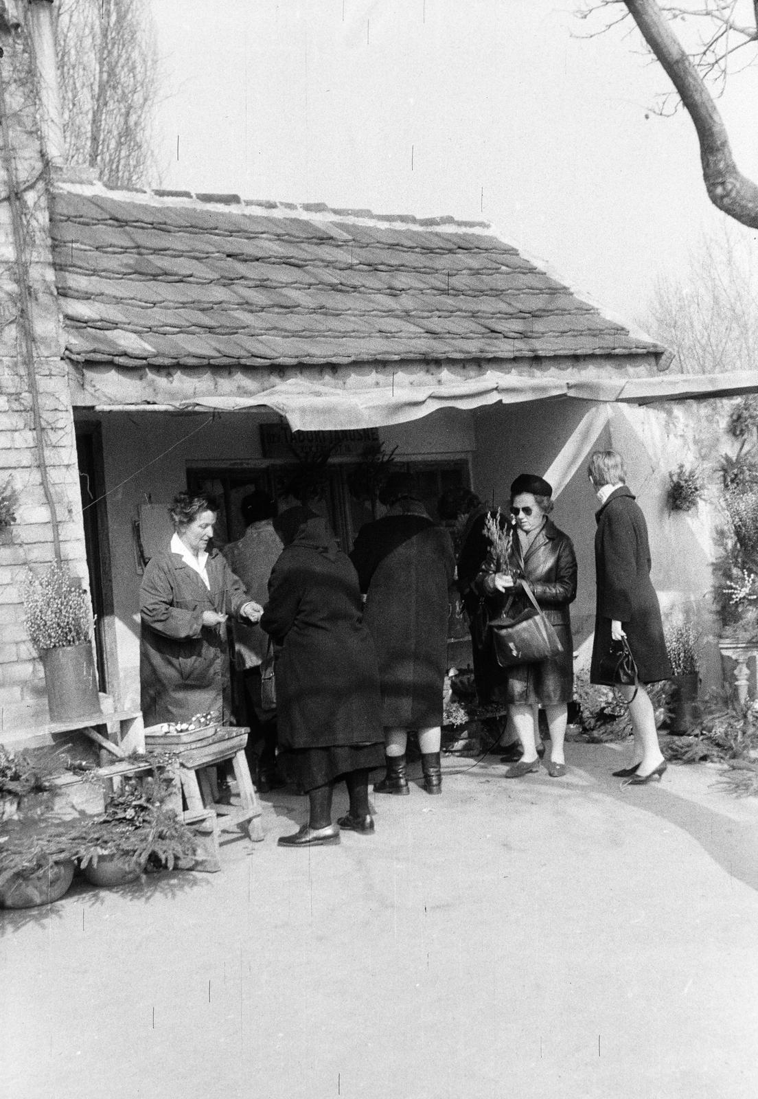 Magyarország, Budapest XII., virágbolt a Farkasréti temető felső bejáratánál, a mai Márton Áron térnél., 1963, Fortepan/Album091, Budapest, Fortepan #294053