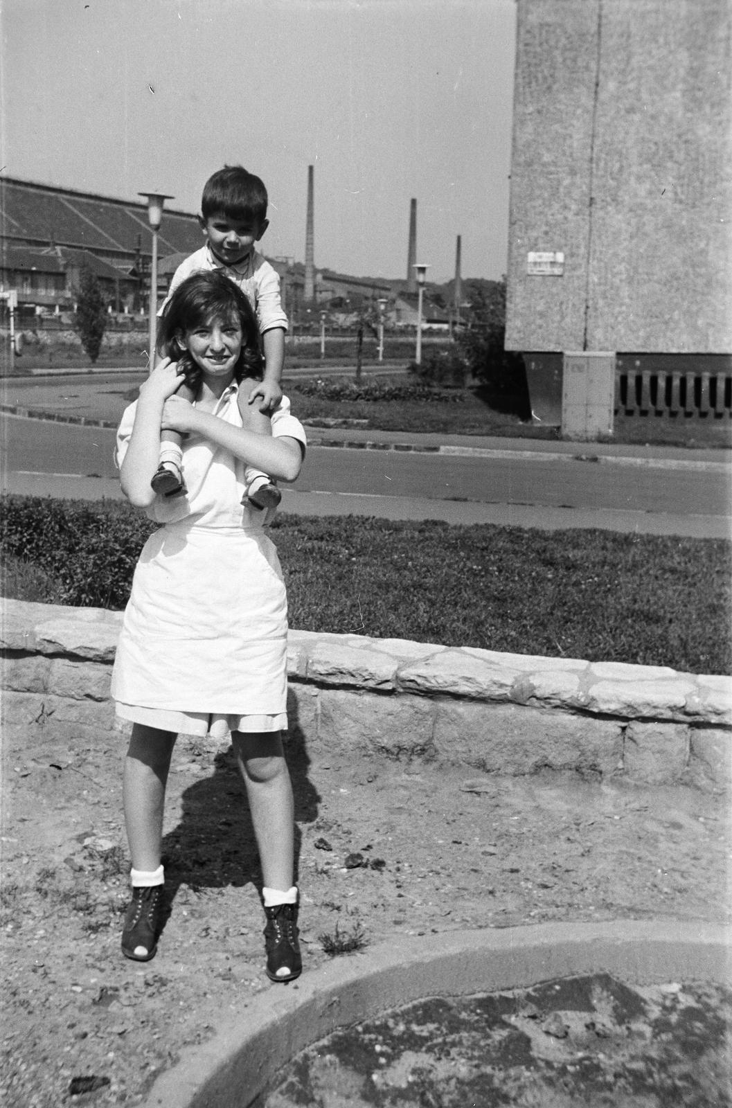 Hungary, Óbuda, Budapest III., Gyenes utca a Bécsi útnál, háttérben a téglagyár., 1967, Fortepan/Album091, Best of, sitting on the shoulders, woman's shoe, Budapest, Fortepan #294088