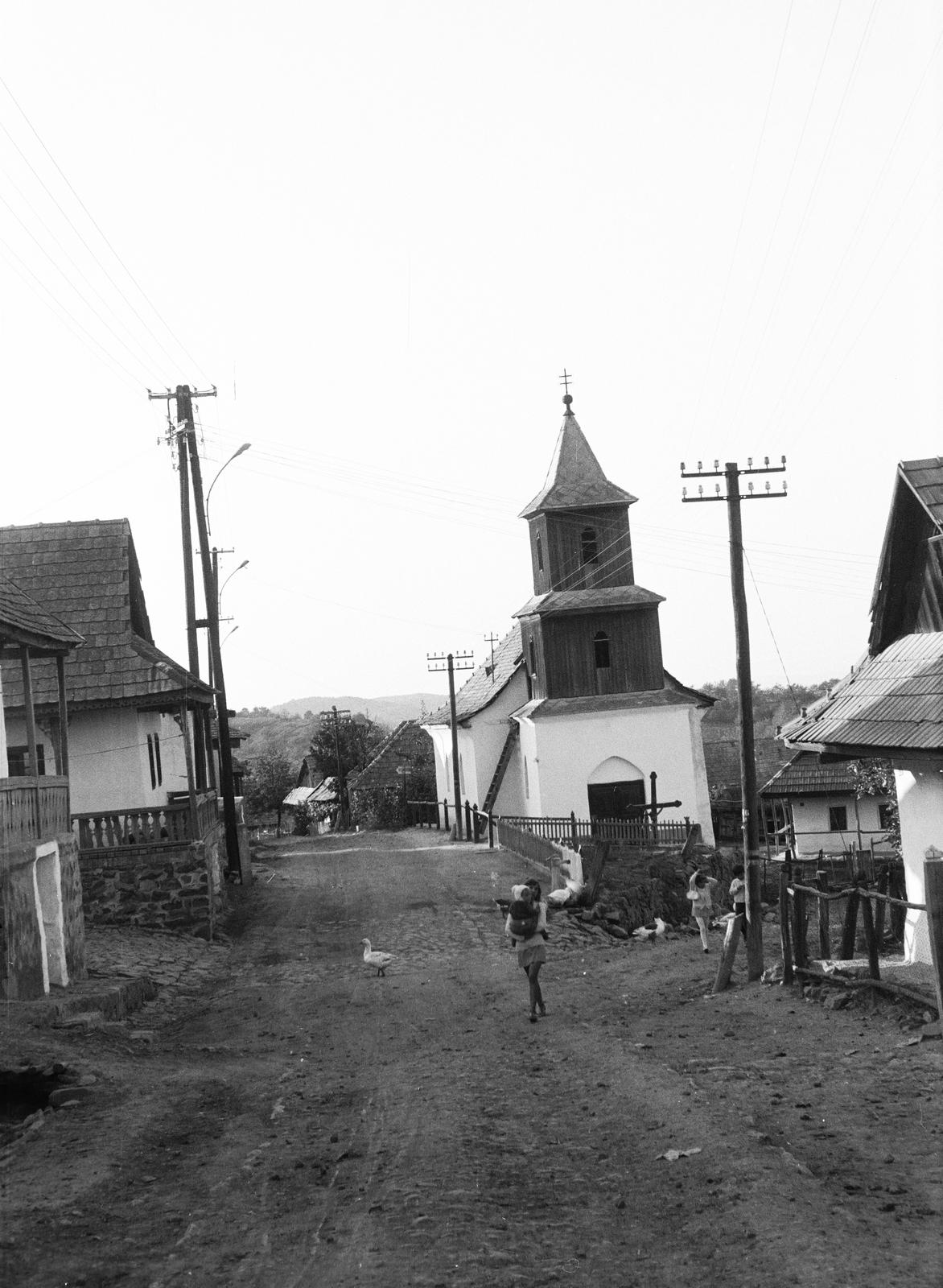 Magyarország, Hollókő, Kossuth utca, Szent Márton-templom, jobbra a Petőfi Sándor utca torkolata., 1971, Fortepan/Album091, Fortepan #294096