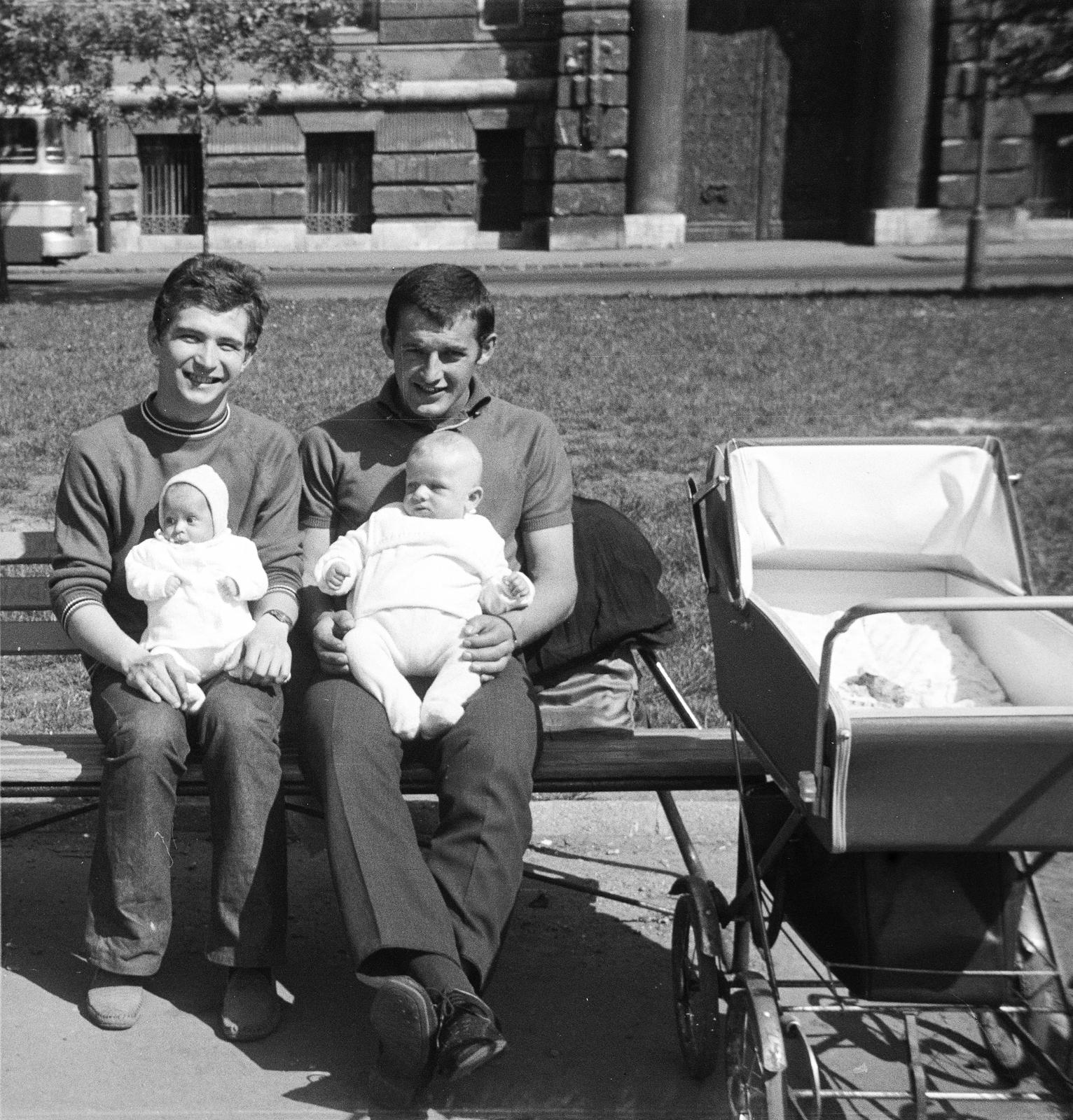 Hungary, Budapest V., Honvéd (Néphadsereg) tér, háttérben a Szemere 15-ös számú épület (Markó utca 16., ekkor Nehézipari Minisztérium, korábban Igazságügyi Minisztérium)., 1969, Fortepan/Album091, Best of, photo aspect ratio: square, sitting on lap, bench, baby carriage, newborn, Budapest, Fortepan #294100