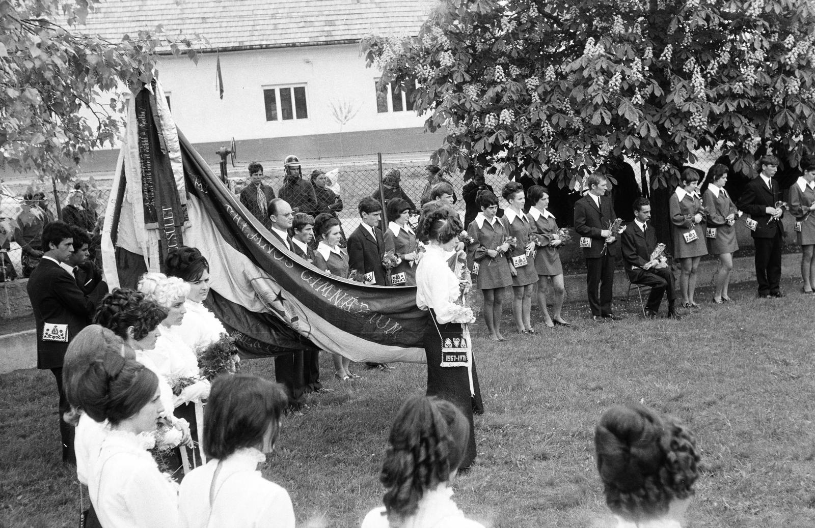 Hungary, 1971, Fortepan/Album091, graduation, hairdo, flag, Fortepan #294107