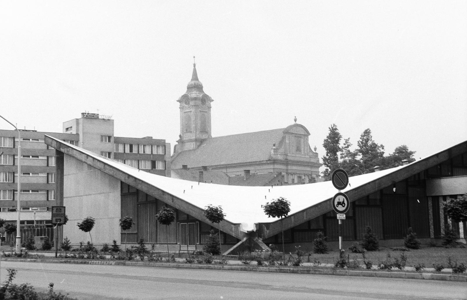Magyarország, Békéscsaba, Széchenyi utca - Derkovits sor sarok, balra a Körös Hotel, szemben az evangélikus Nagytemplom., 1975, Fortepan/Album091, Fortepan #294116