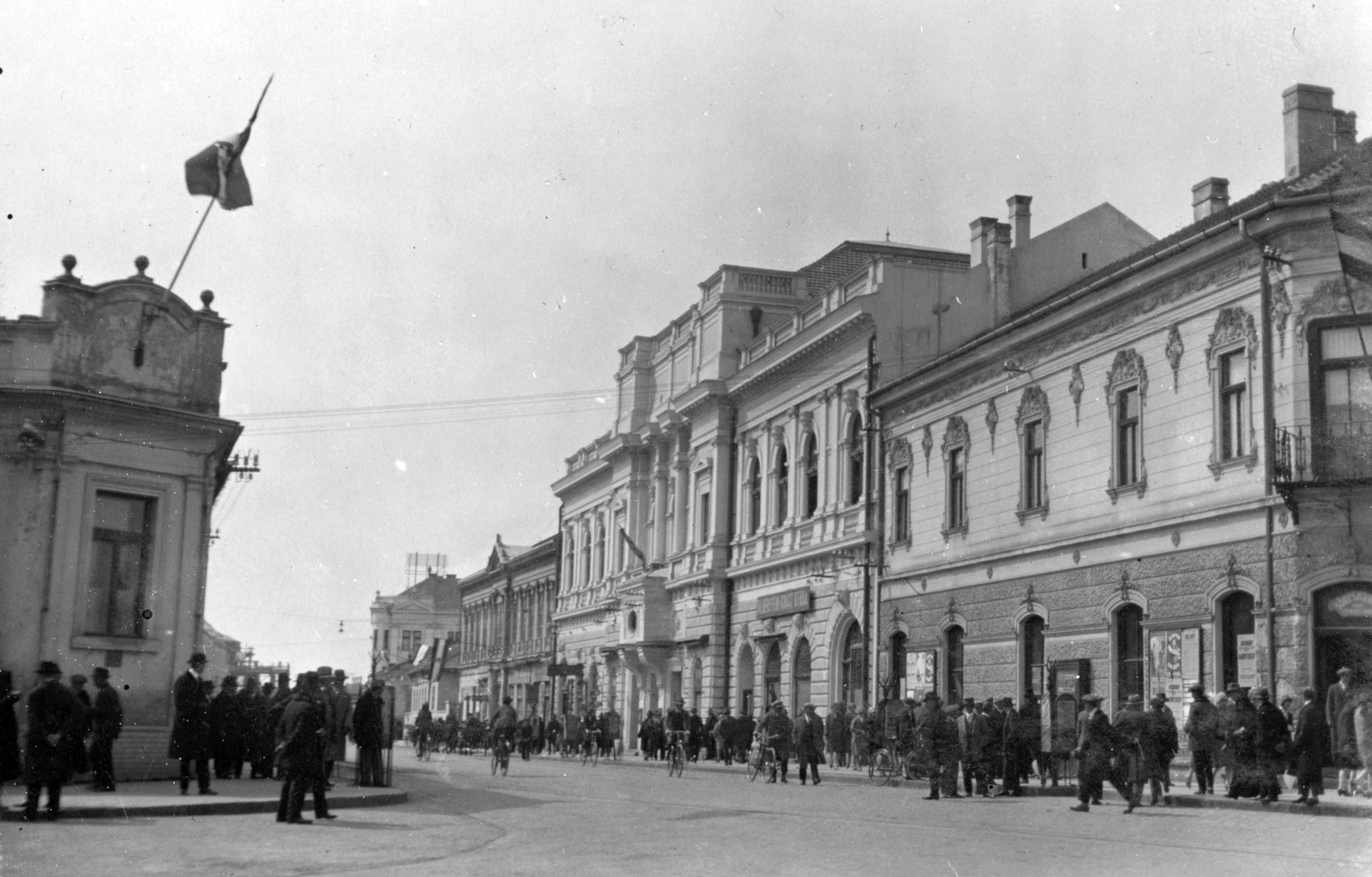 Hungary, Békéscsaba, Andrássy út a Szent István tér felől, jobba a Jókai Színház., 1930, Szávoszt-Vass Dániel, bicycle, flag, street view, genre painting, Fortepan #29414