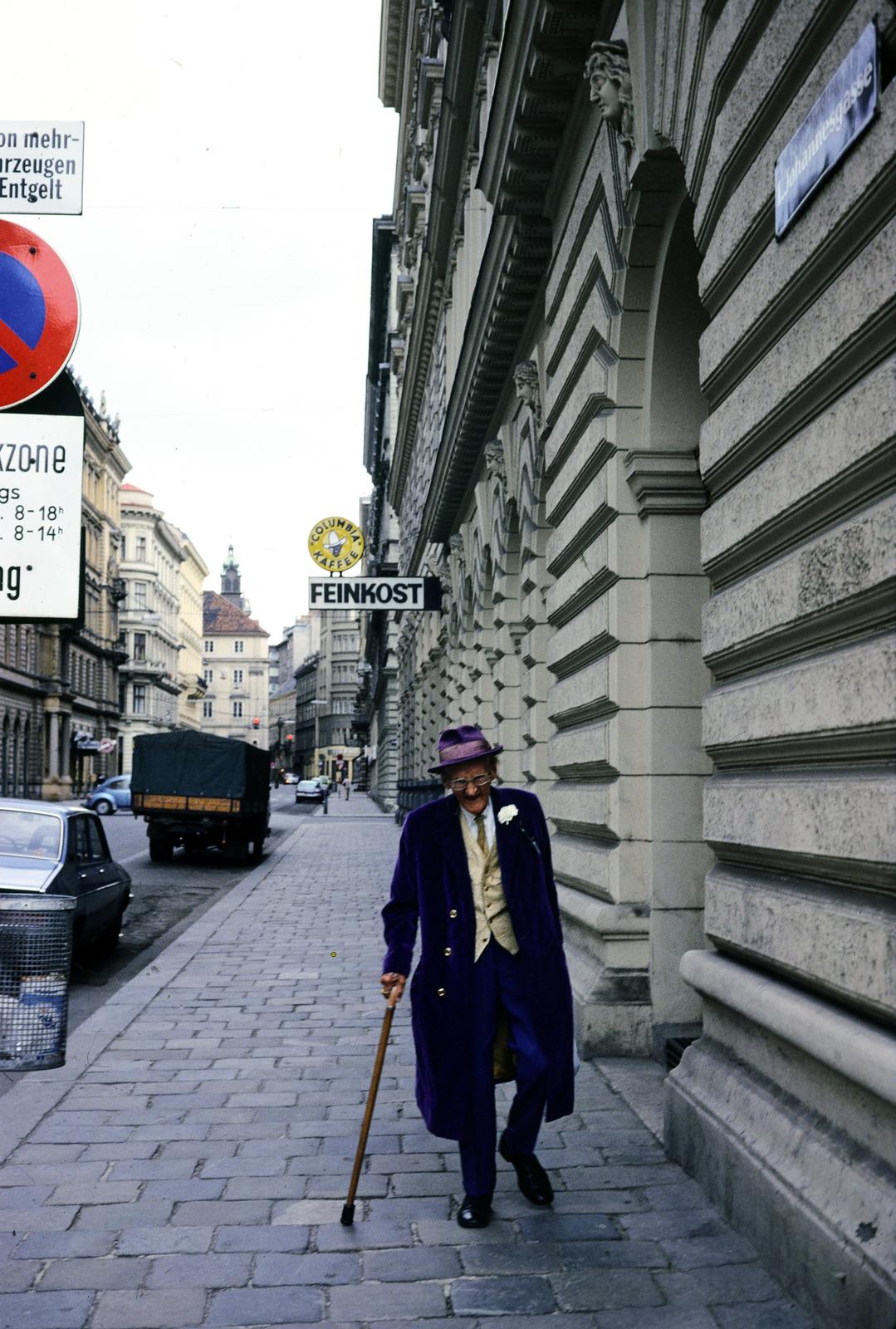 Ausztria, Bécs, a Johannesgasse a Schellinggasse felől a Seilerstätte kereszteződése felé nézve, háttérben az Annakirche tornya látszik., 1975, Kardosné Korom Éva, Best of, járda, sétabot, színes, idős ember, kalap, Fortepan #294140