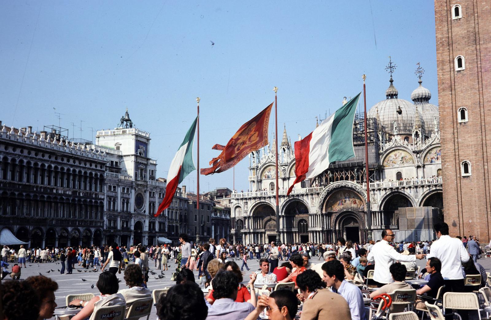 Italy, Venice, Szent Márk tér, balra a Prokurátori Palota mellett az óratorony, jobbra a Szent Márk-székesegyház és a harangtornya (Campanile)., 1979, Kardosné Korom Éva, colorful, flag, Fortepan #294149