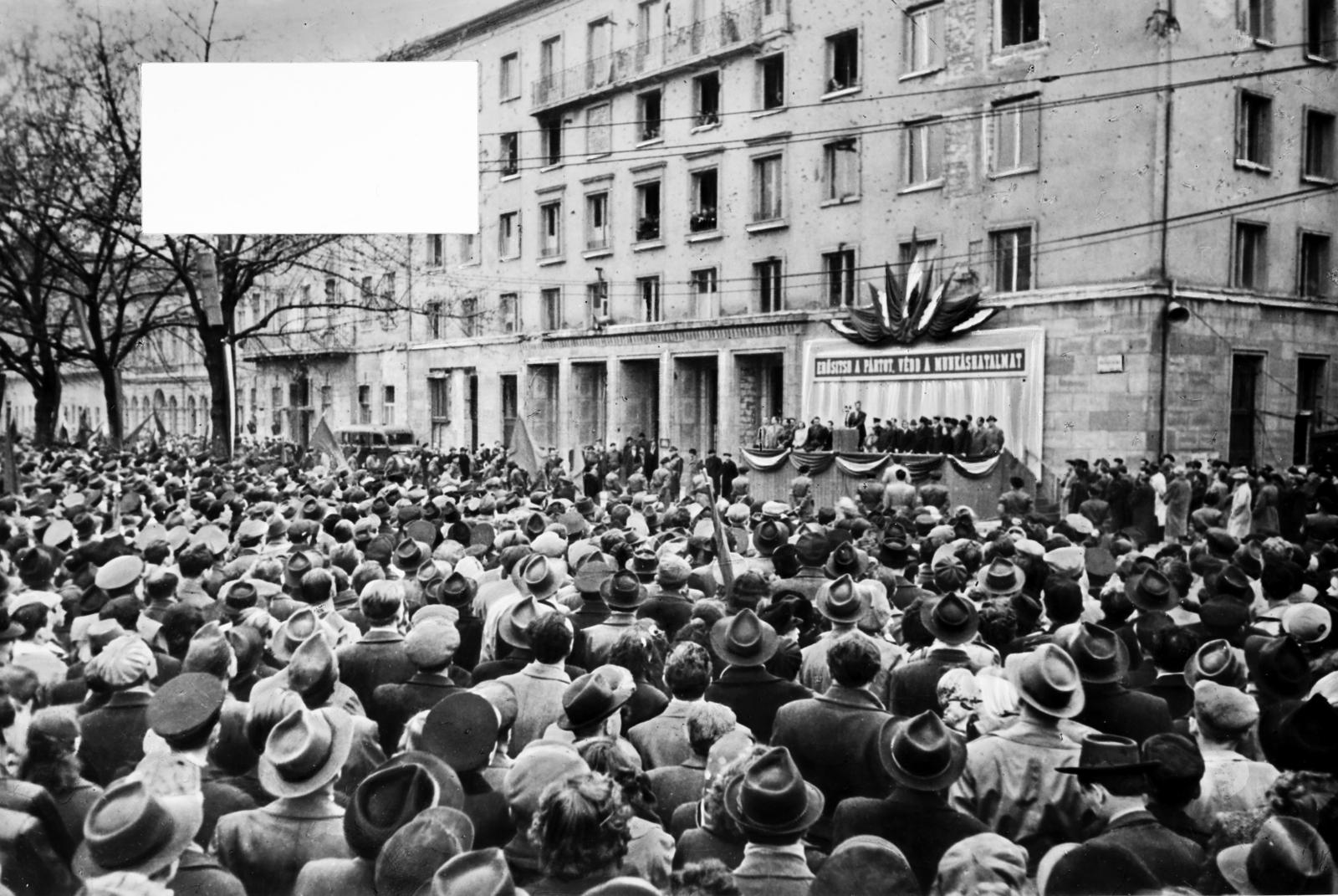 Magyarország, Budapest VIII., II. János Pál pápa (Köztársaság) tér, az MSZMP nagygyűlése a párt Budapesti Bizottságának székháza előtt, 1957. március 29-én., 1957, Fortepan/Album088, Budapest, Fortepan #294162