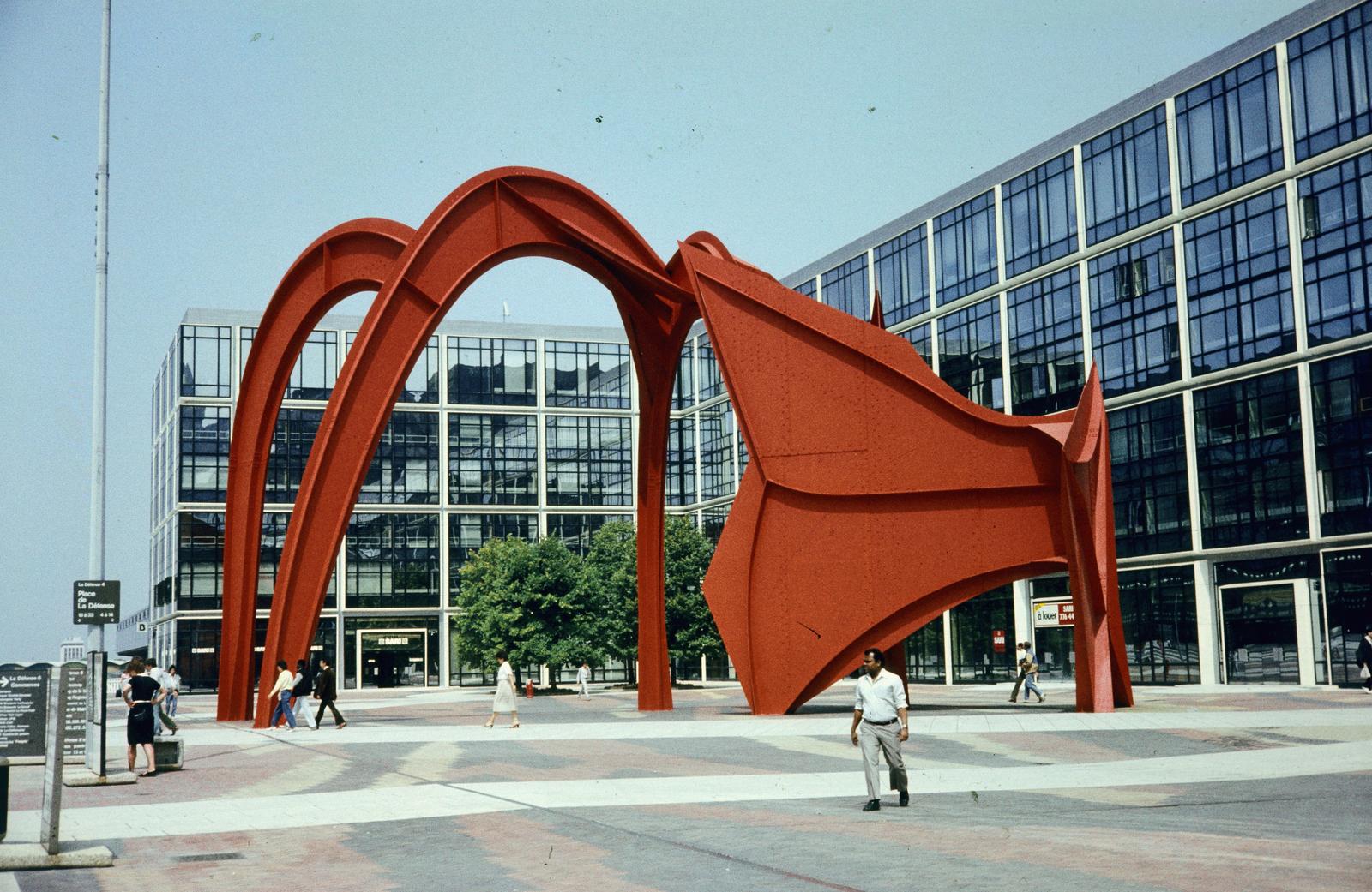 France, Puteaux, La Défense üzleti központ Párizs elővárosában. Place de la Défense, szemben a Vörös Pók című szobor (Alexander Calderk, 1976.)., 1983, Kristek Pál, colorful, Fortepan #294165
