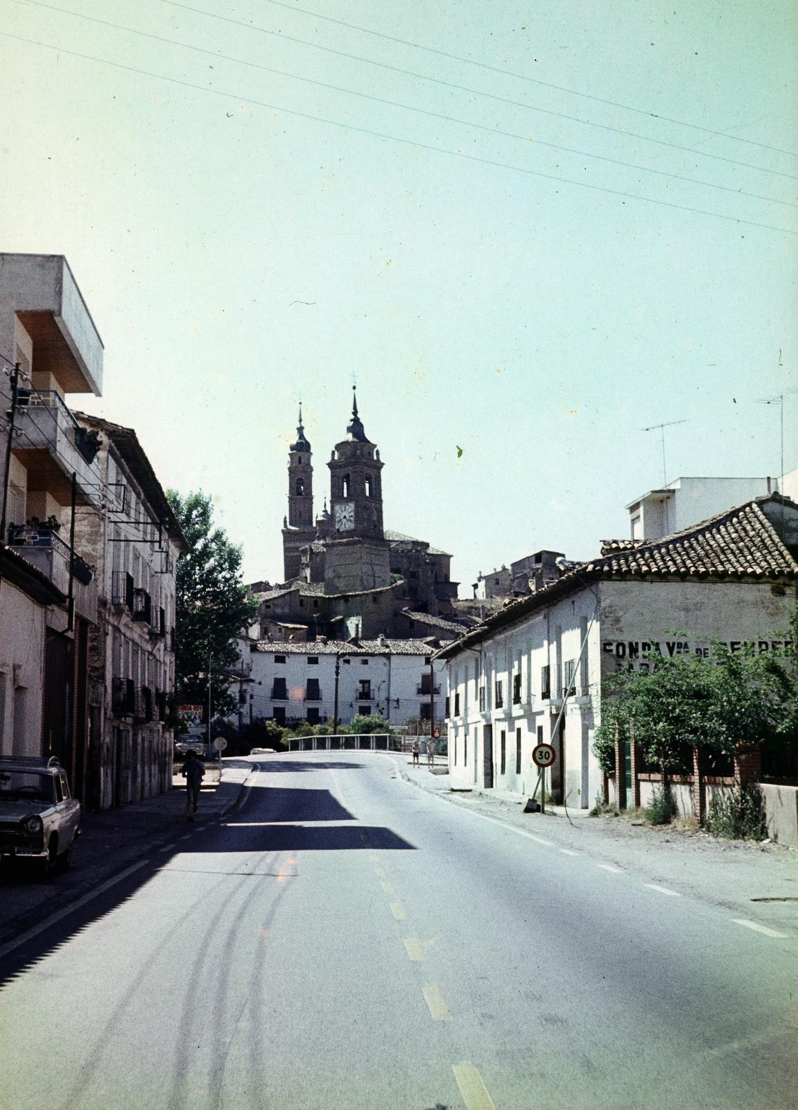 Spain, Ateca, Avenida San Blas, háttérben fent a Szűz Mária-templom (Iglesia de Santa María) és az Óratorony (Castillo de Ateca y torre del Reloj)., 1974, Kristek Pál, Fortepan #294177