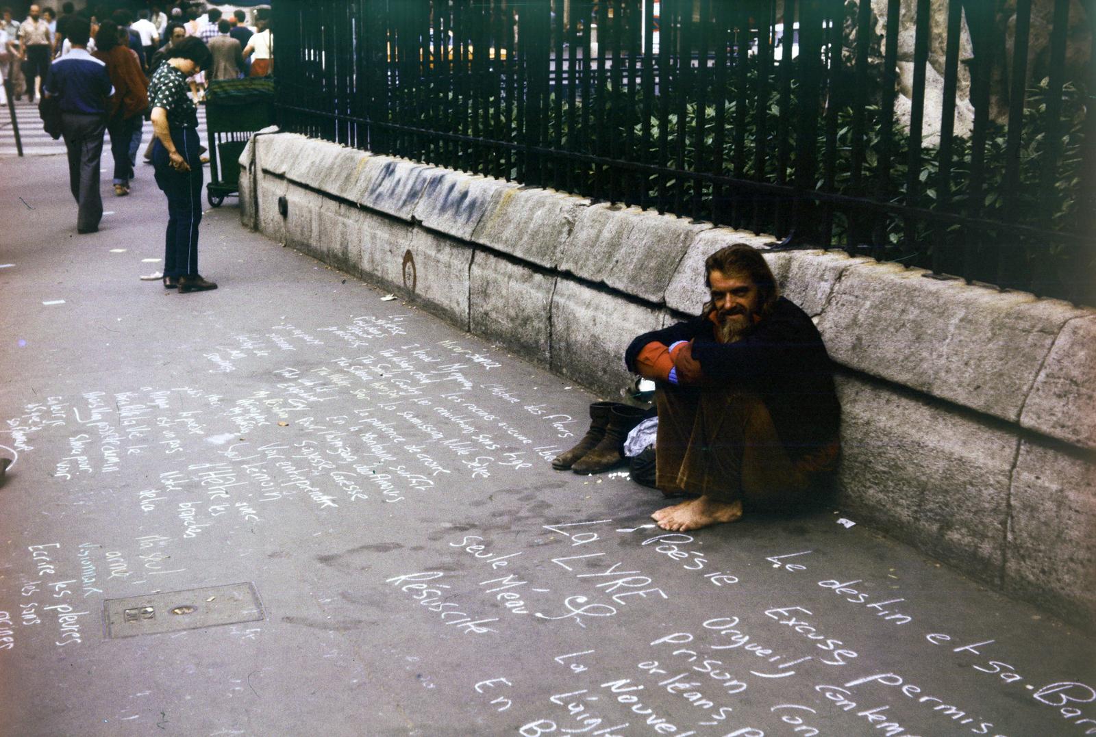 Franciaország, Párizs, Boulevard Saint-Michel, a felvétel a balra látható Boulevard Saint-Germain kereszteződés közelében készült., 1983, Kristek Pál, színes, guggolás, hajléktalan, Fortepan #294181