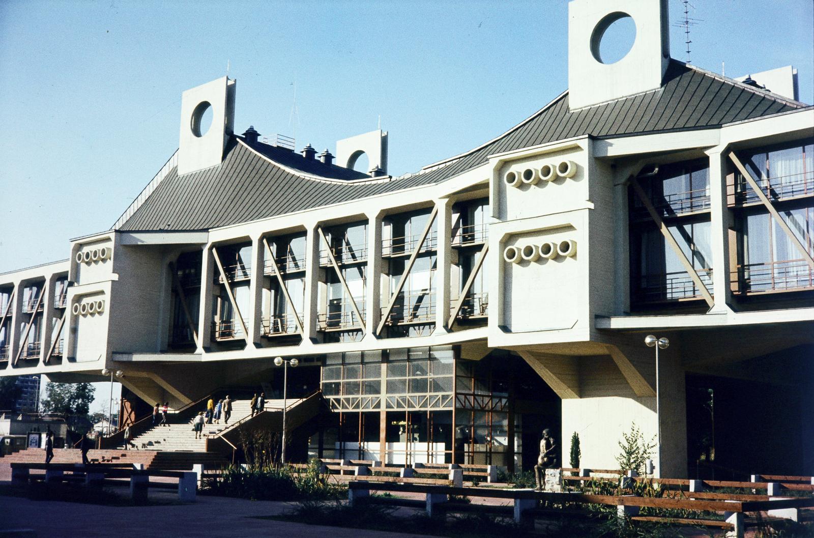 Hungary, Nyíregyháza, Szabadság tér, Művelődési Ház (később Váci Mihály Kulturális Központ)., 1980, Kristek Pál, Fortepan #294186