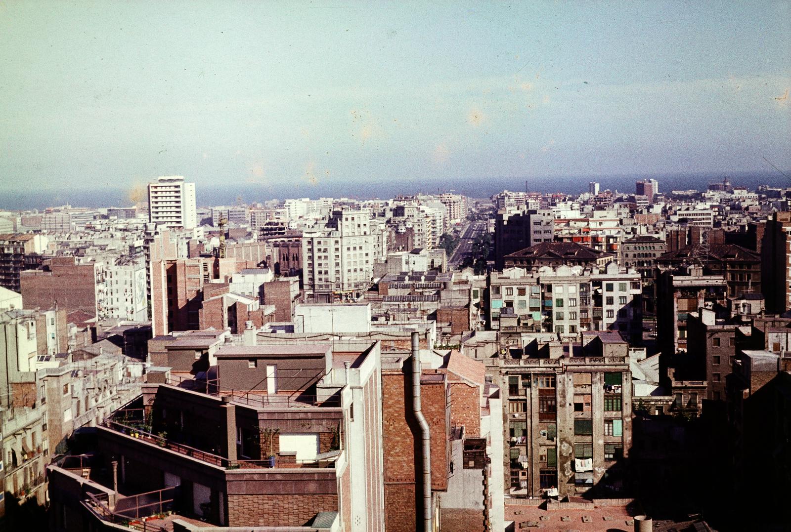 Spain, Barcelona, kilátás a Sagrada Família (Szent Család) templomból a Földközi-tenger felé, a kép közepén a Carrer de la Marina / Calle de la Marina., 1974, Kristek Pál, colorful, Fortepan #294194