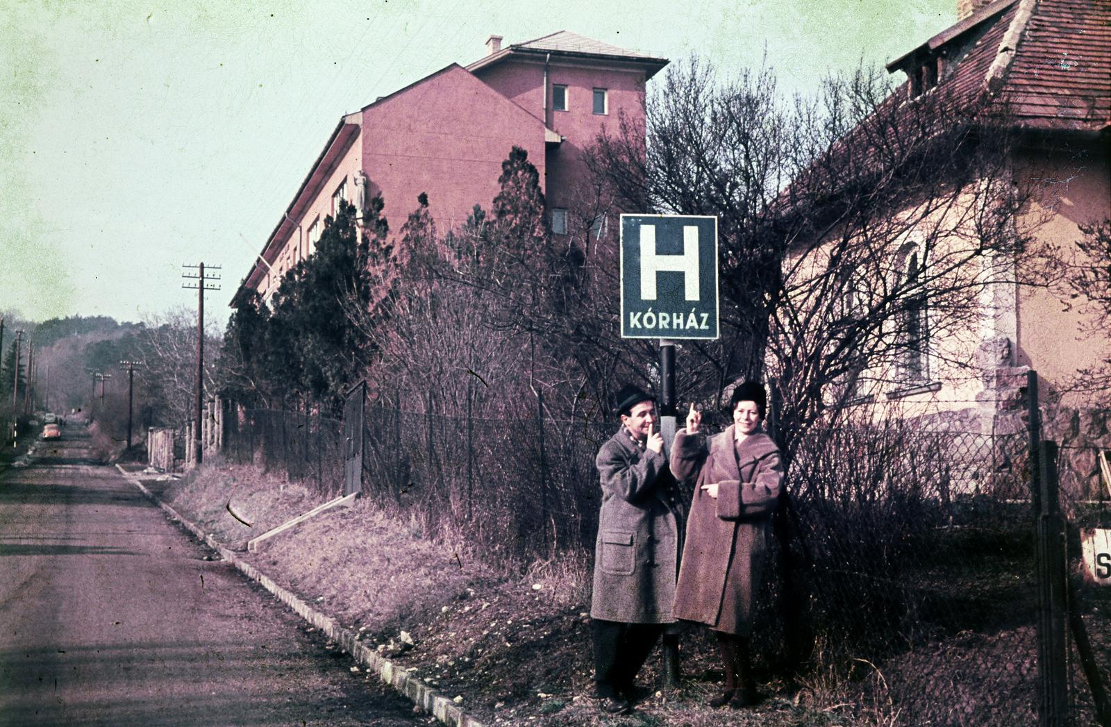 Hungary, Budapest II., Széher út a felvétel a Szerb Antal utca sarkánál készült. Háttérben a Széher úti kórház (egykor Szent Ferenc-rendi apácák kórháza, később Szent Ferenc Kórház)., 1964, Kristek Pál, Budapest, colorful, Fortepan #294196