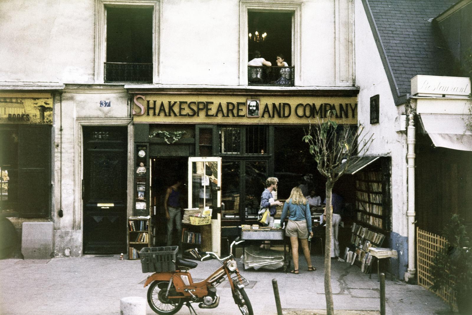 Franciaország, Párizs, Rue de la Bûcherie 37., Shakespeare and Company könyvesbolt., 1983, Kristek Pál, színes, Fortepan #294203