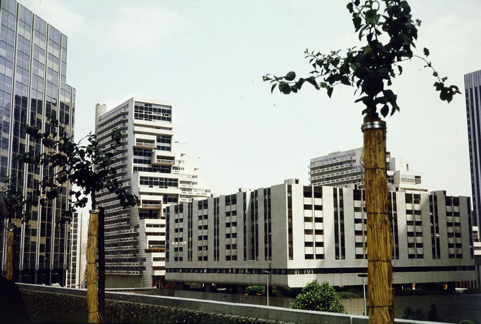 Franciaország, Courbevoie, La Défense üzleti központ Párizs elővárosában. Kilátás a Passerelle Iris felől, balra a háttérben a Damiers de Dauphiné épülete., 1983, Kristek Pál, Fortepan #294204