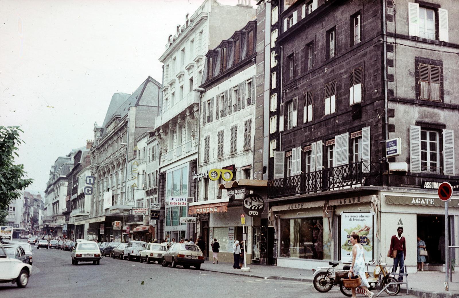 Franciaország, Clermont-Ferrand, Place de Jaude, jobbra a Rue d'Assas torkolata., 1980, Kristek Pál, színes, utcakép, Fortepan #294205
