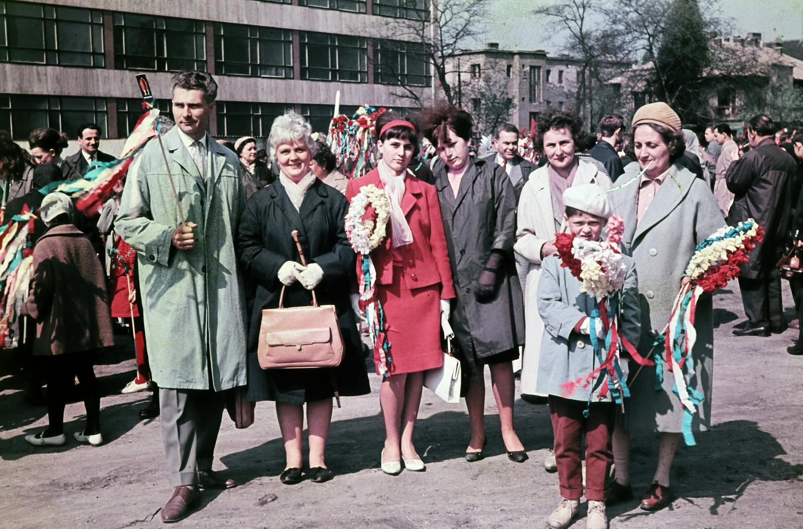 Magyarország, Budapest XIV., Hungária körút, május 1-i felvonulás résztvevői, háttérben balra a Vegyipari Tervező Vállalat (VEGYTERV) székháza, jobbra az épületek az Erzsébet királyné útja mellett állnak., 1965, Kristek Pál, Budapest, Fortepan #294207