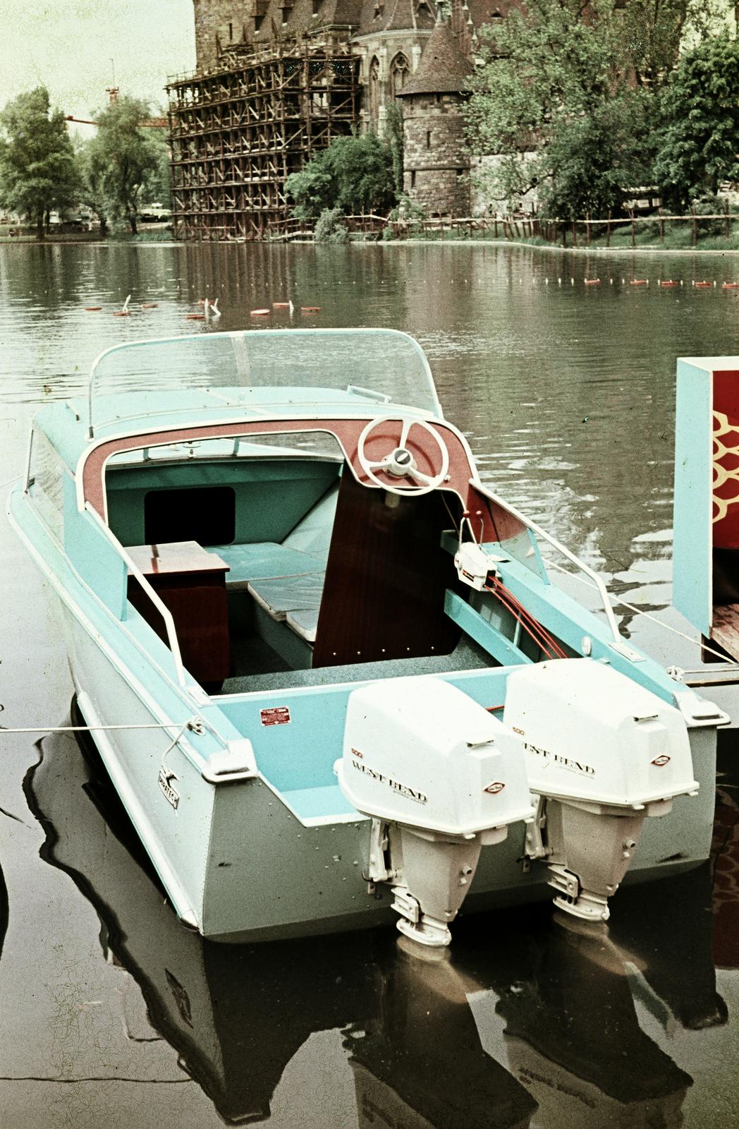Magyarország, Városliget,Budapesti Nemzetközi Vásár, Budapest XIV., Városligeti-tó, kishajó kiállítás, háttérben Vajdahunyad vára., 1965, Kristek Pál, Budapest, Fortepan #294208