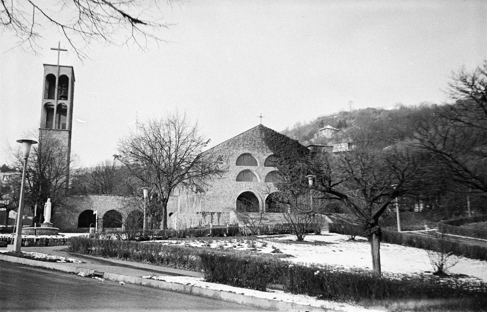 Hungary, Pécs, Hunyadi János utca, pálos templom, fent a Kikelet szálló sziluettje látható., 1967, Lorkó Fanni, Fortepan #294224