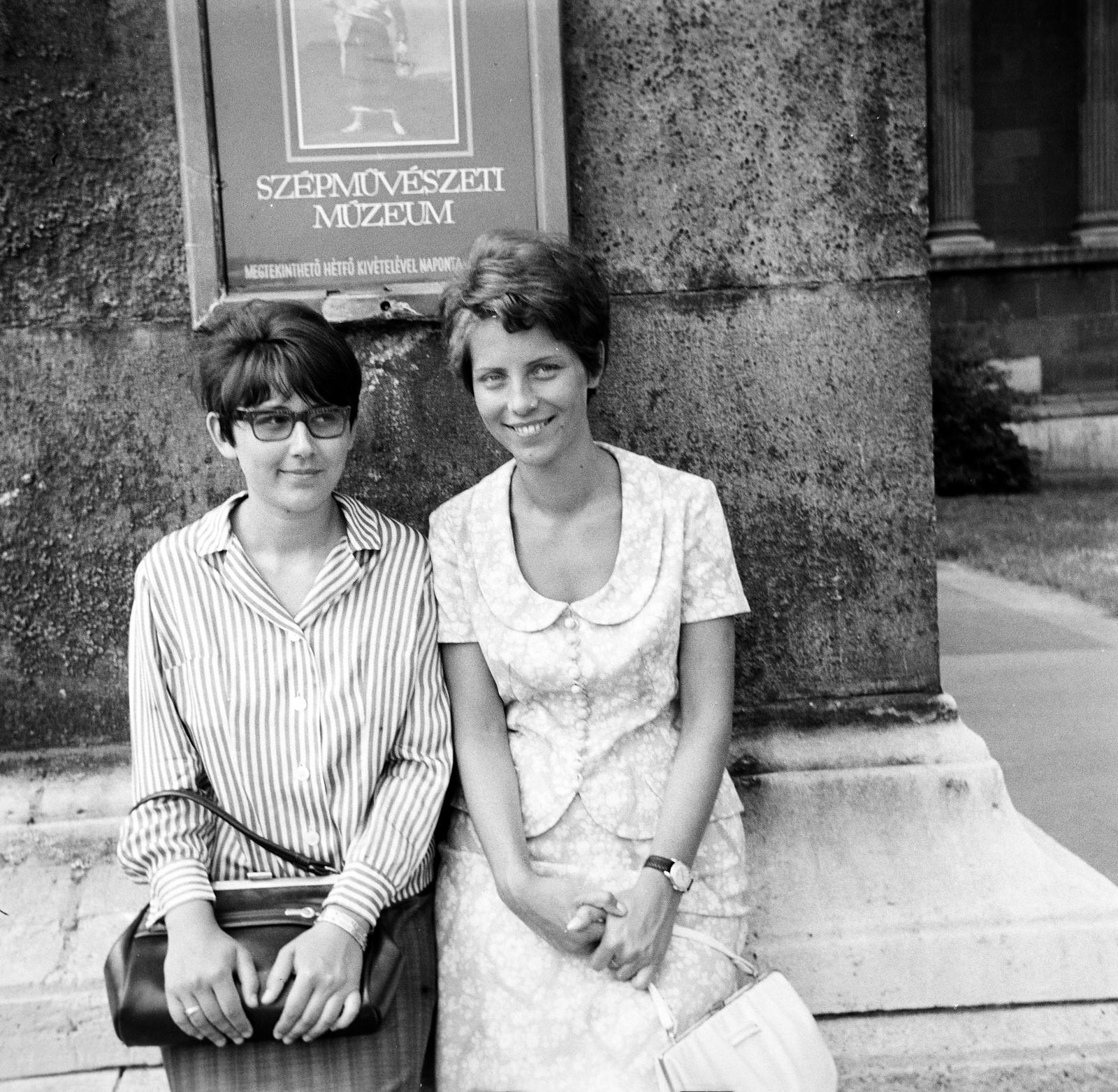 1968, Lorkó Fanni, Best of, mosoly, szemüveg, karóra, lányok, retikül, csíkos ruha, Fortepan #294230