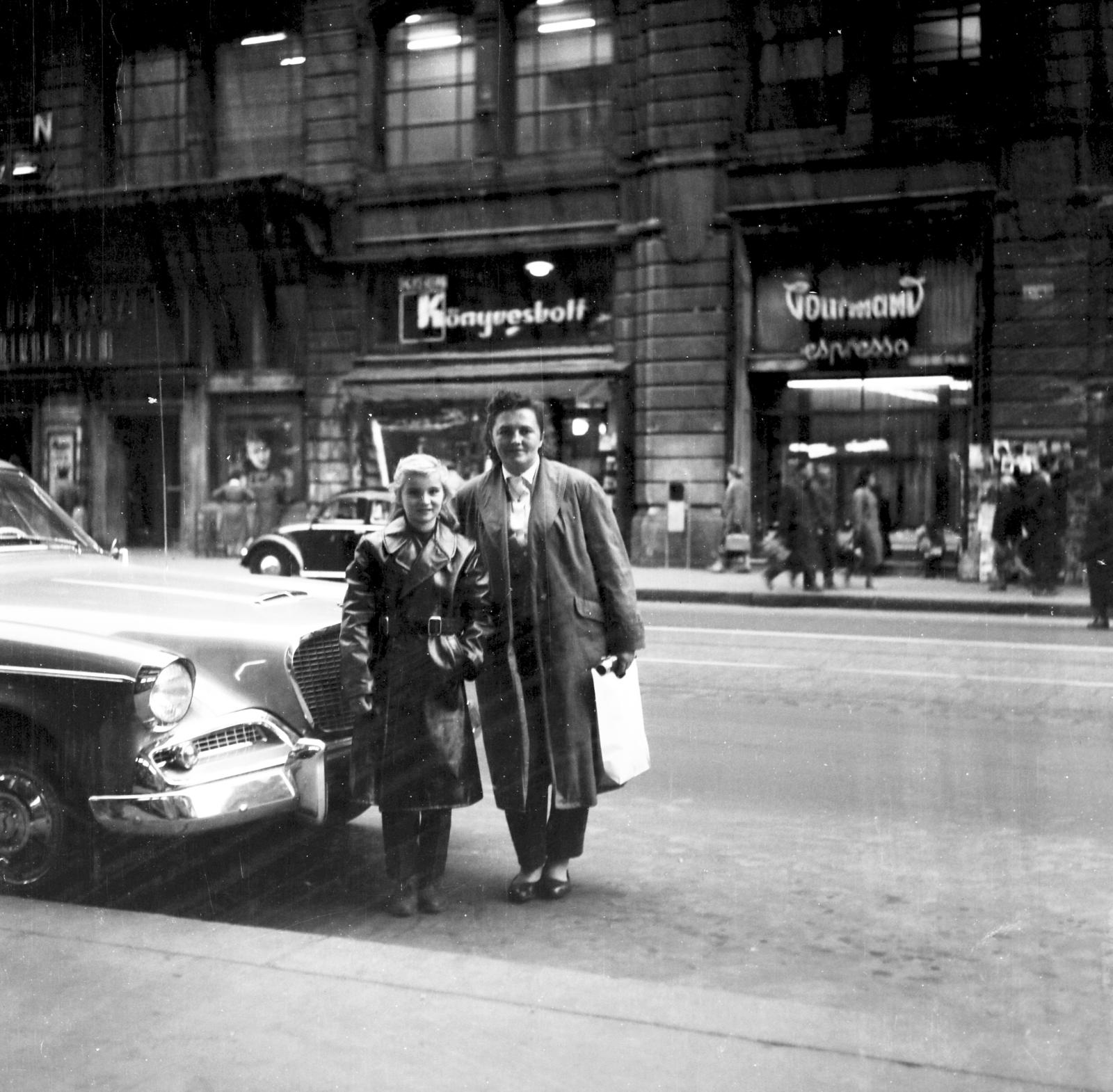 Hungary, Budapest V., Kossuth Lajos utca, balra a Puskin mozi. Jobbra a Gourmand eszpresszó a Semmelweis utca sarkán., 1961, Lorkó Fanni, Studebaker-brand, Budapest, Fortepan #294239