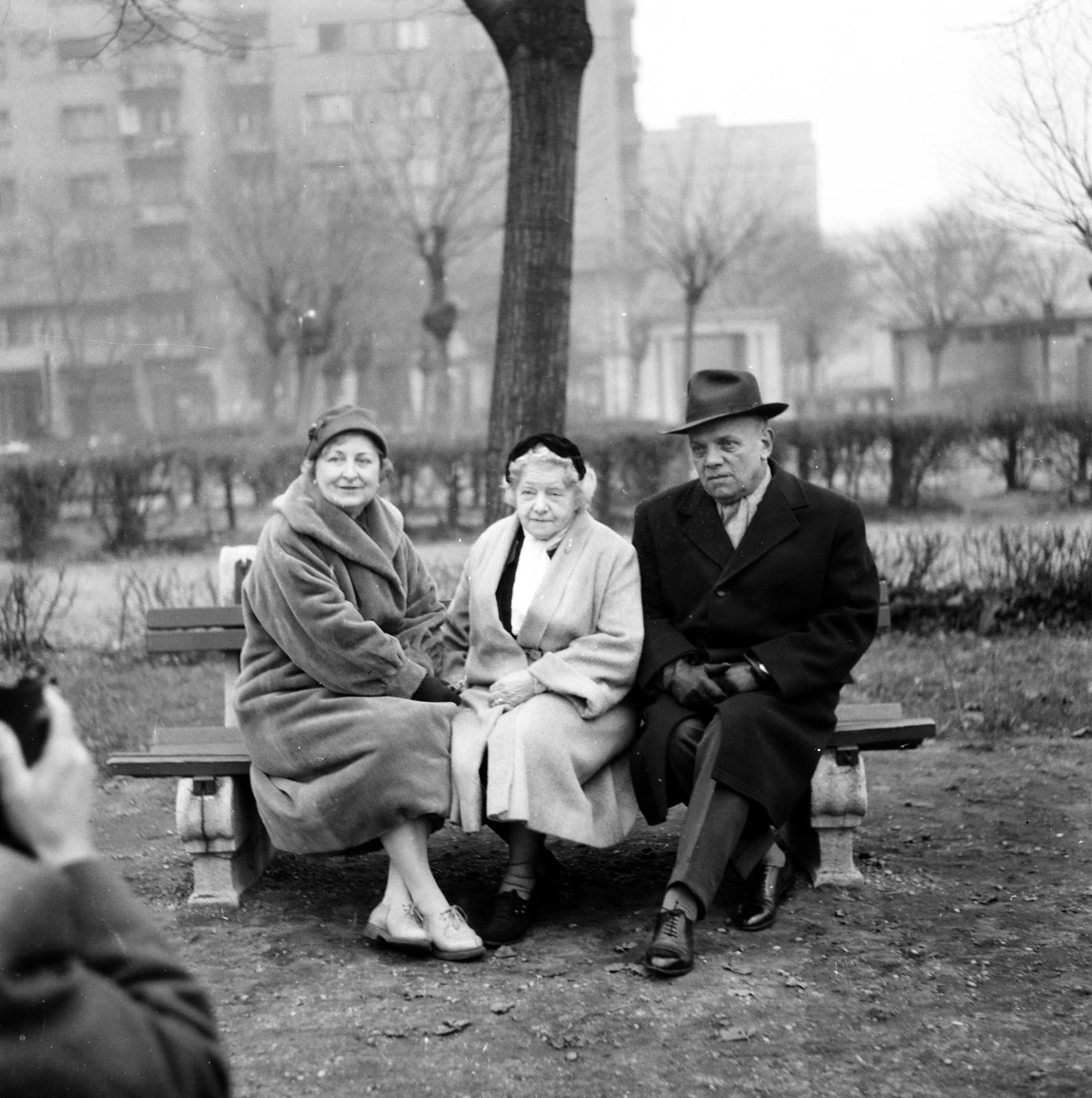 Magyarország, Budapest XIII., Szent István park, háttérben keresztbe a Pozsonyi út., 1955, Lorkó Fanni, Best of, hárman, képarány: négyzetes, pad, idős ember, Budapest, Fortepan #294240