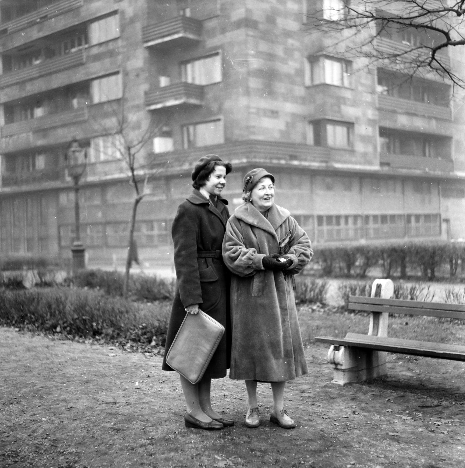 Hungary, Budapest XIII., Szent István park, háttérben a Pozsonyi út 38-as számú ház, 1955, Lorkó Fanni, Budapest, Fortepan #294241