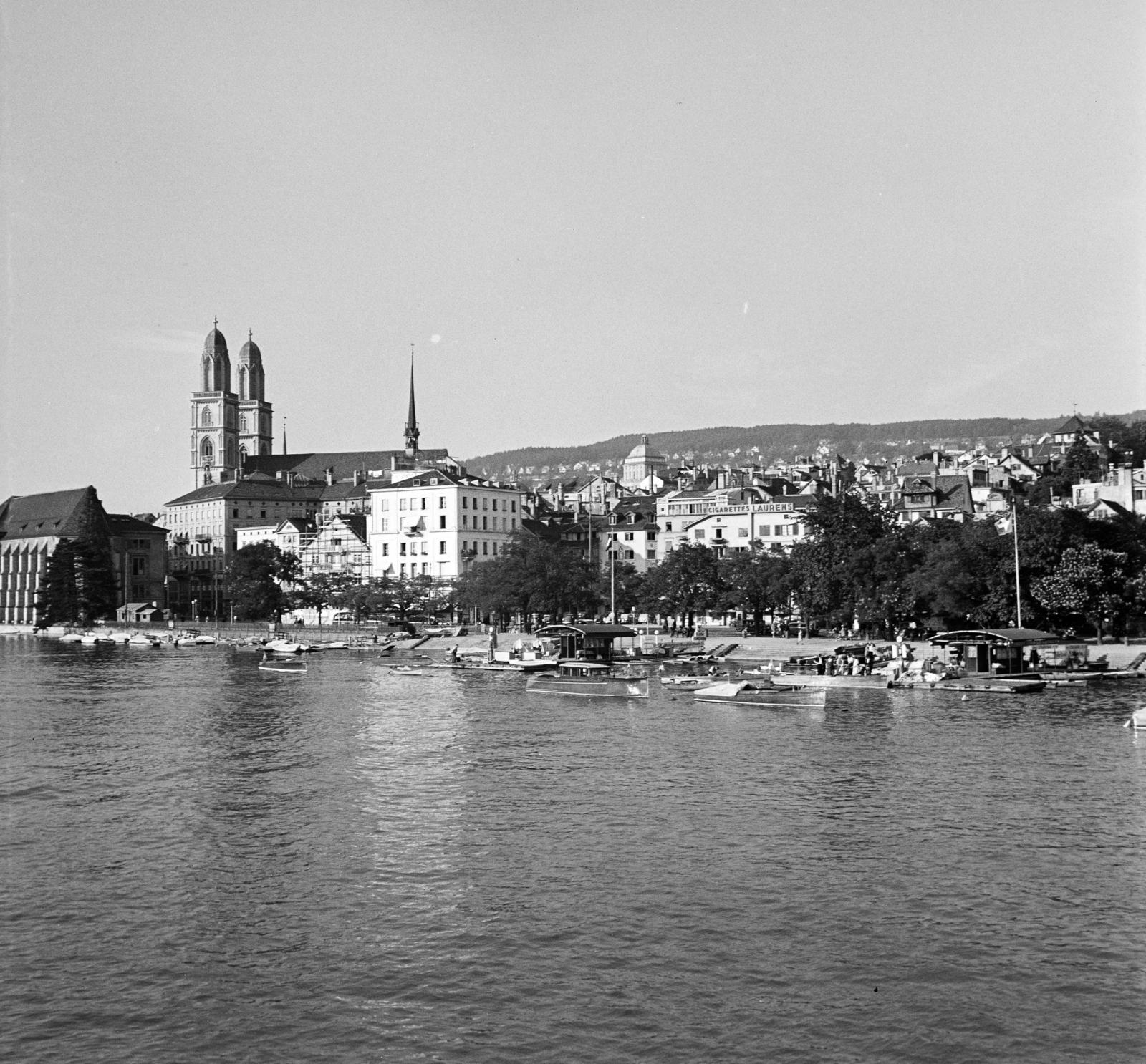 Svájc, Zürich, a Limmat folyó a Quaibrücke-ről nézve, a túlparton balra a Wasserkirche református templom, ettől jobbra a Grossmünster (Nagykatedrális) tornyai látszanak., 1937, Molnár Csaba, Fortepan #294252