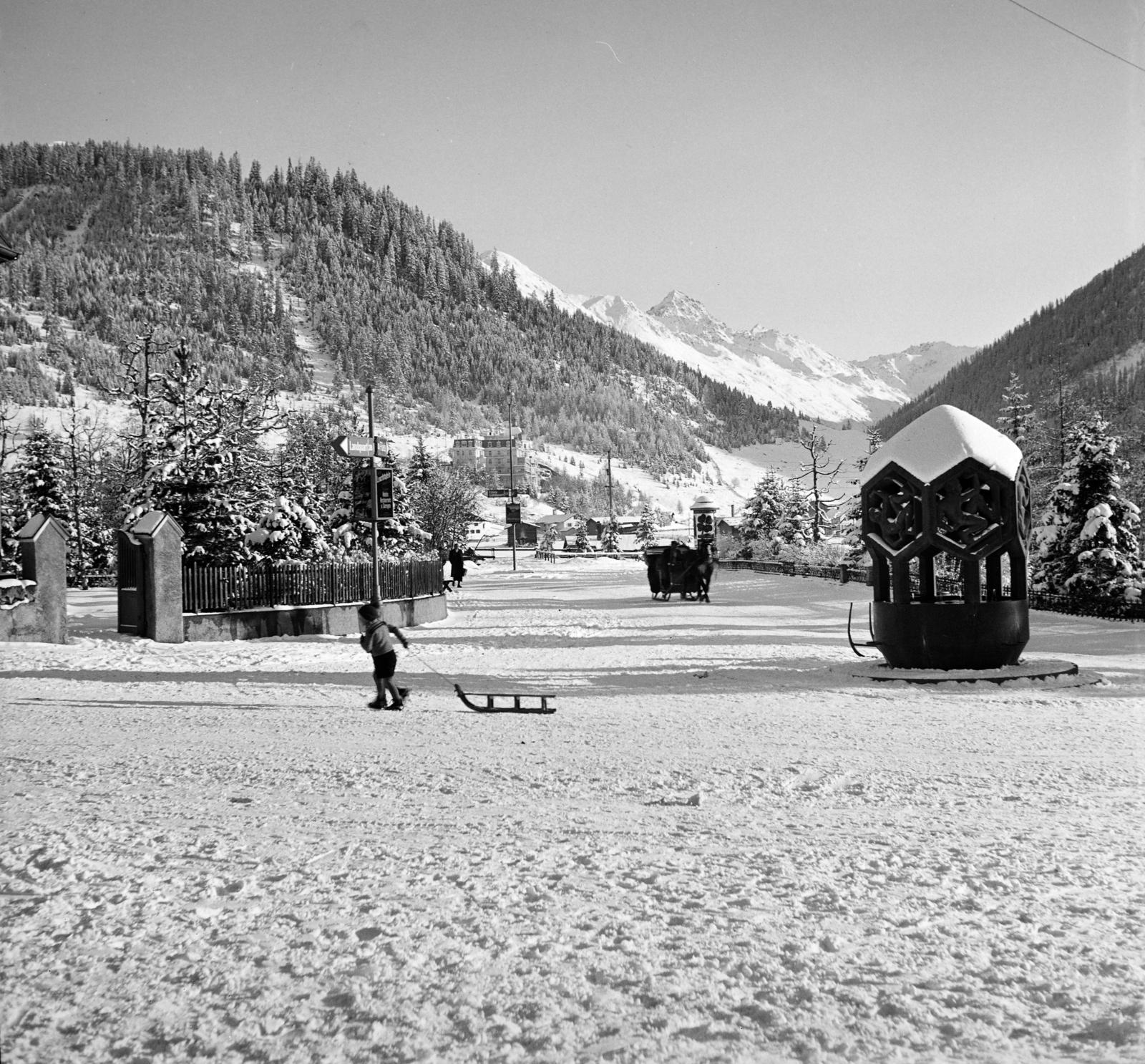 Svájc, Davos, Promenade, jobbra a Skistürze-Brunnen., 1937, Molnár Csaba, Fortepan #294262