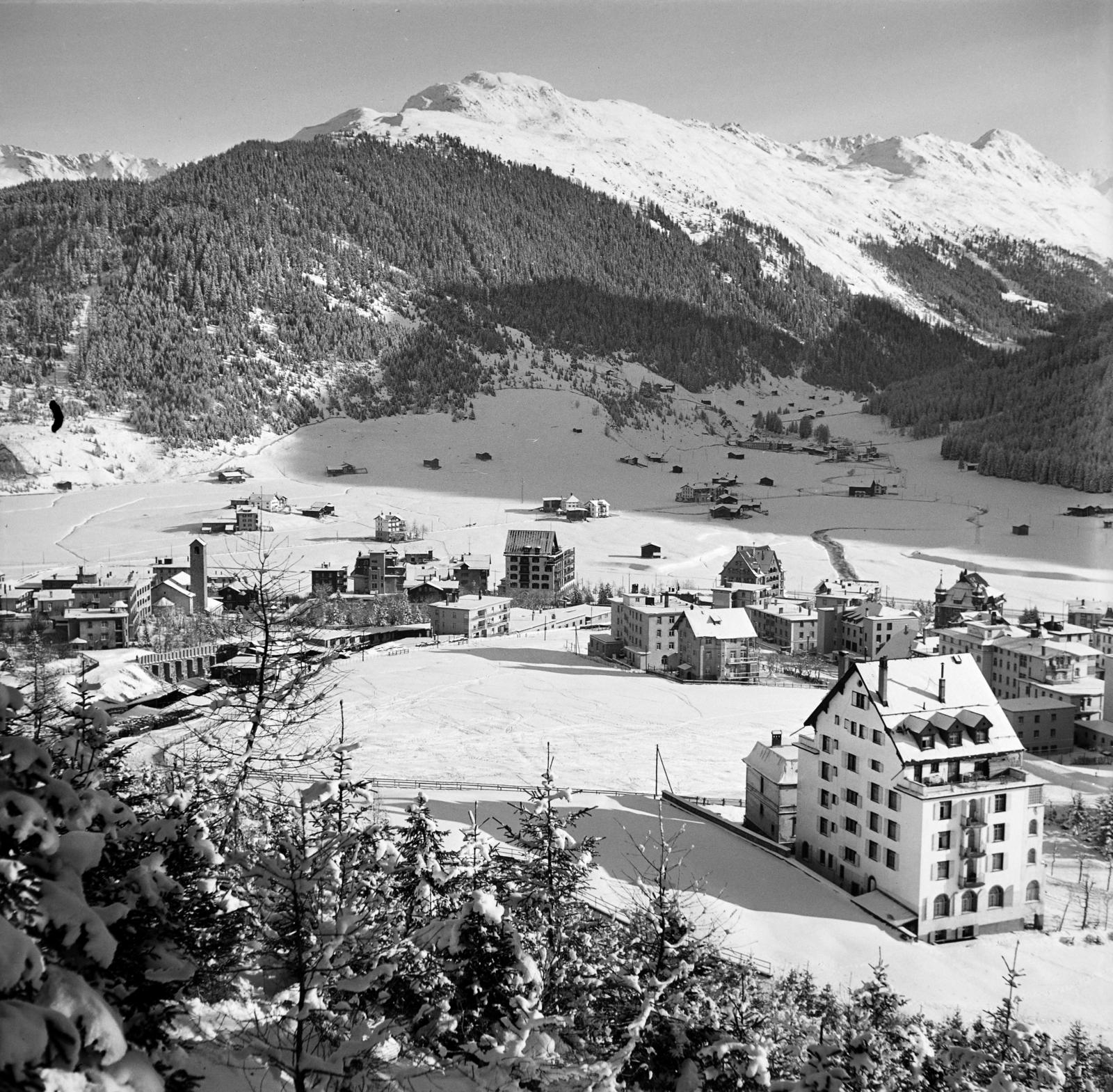 Switzerland, Davos, kilátás a Bobbahnstrasse felől, jobbra az előtérben a Zentrum Haus Davos épülete., 1937, Molnár Csaba, valley, snowy landscape, Fortepan #294263