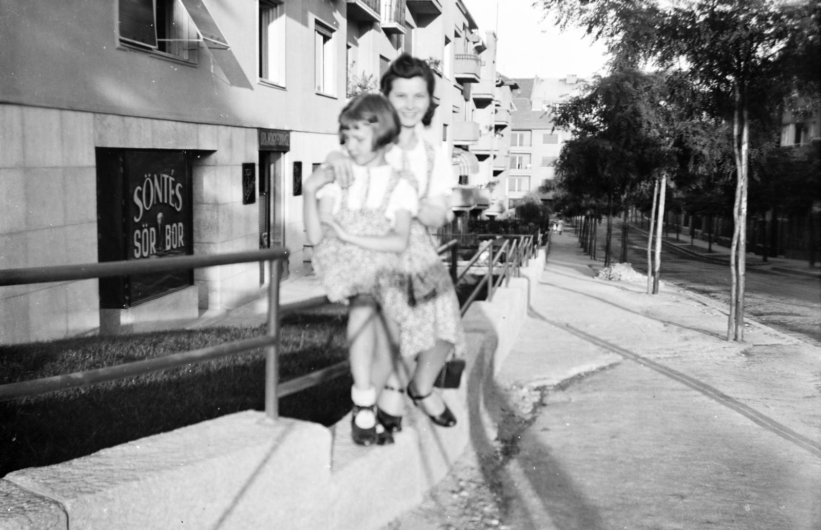 Magyarország, Budapest XII., Hollósy Simon (Bernáth Géza) utca, a felvétel a Németvölgyi utcánál készült., 1942, Palágyi Bálint, Budapest, korláton ülni, Fortepan #294270