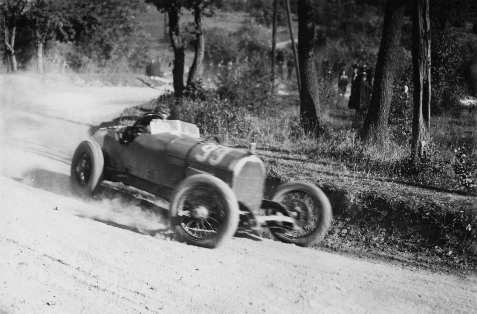 Magyarország, Budapest XII., Hans Stuck Austro-Daimler versenyautóval a KMAC kilencedik hegyiversenyének résztvevője, az 1928-as svábhegyi verseny edzésén., 1928, Szávoszt-Vass Dániel, osztrák gyártmány, autóverseny, versenyautó, automobil, Austro-Daimler-márka, Budapest, Fortepan #29429