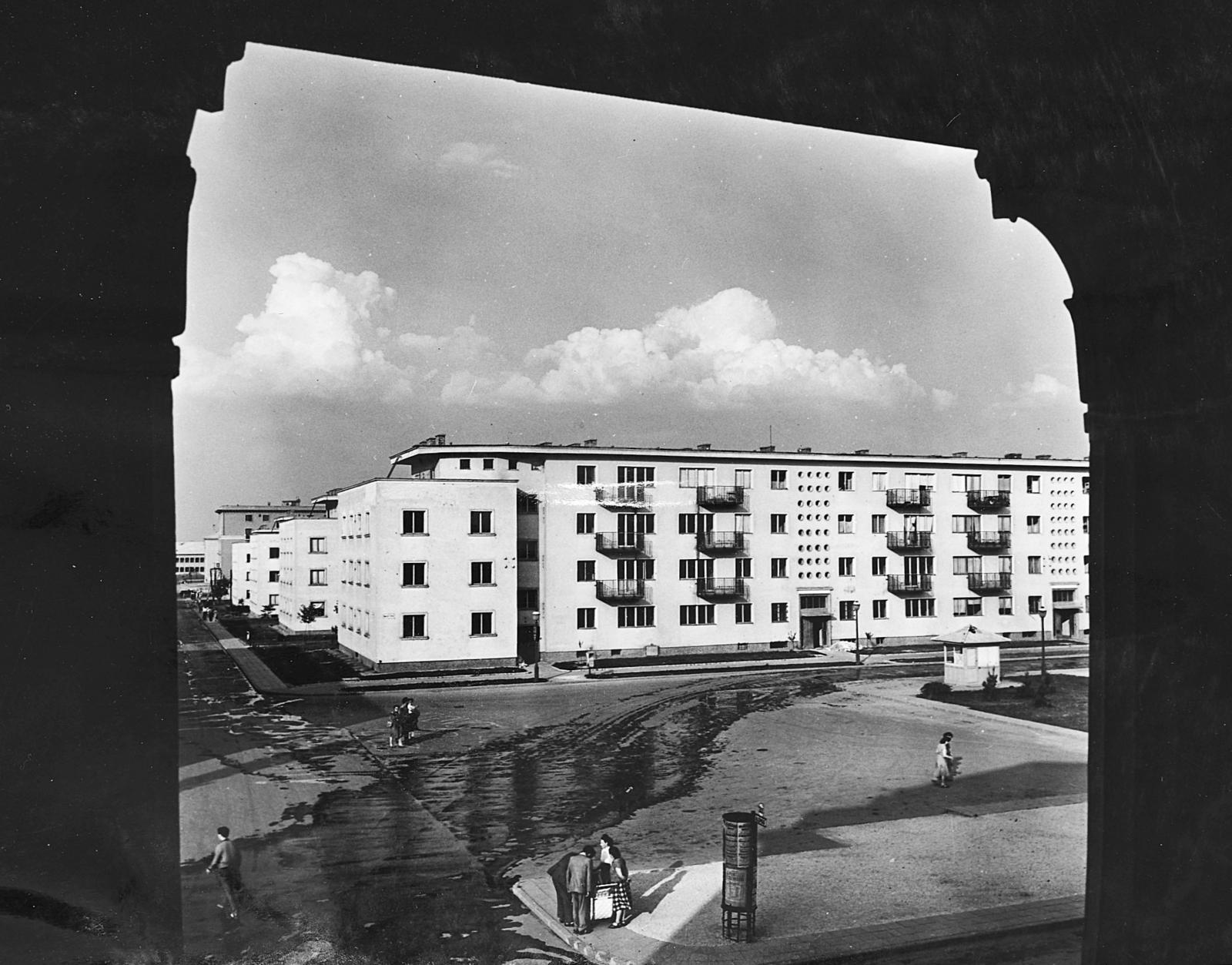 Hungary, Dunaújváros, (Sztálinváros), Bartók Béla (November 7.) tér, szemben a Babits Mihály utca, jobbra a Május 1. utca., 1959, Peti Péter, Fortepan #294311