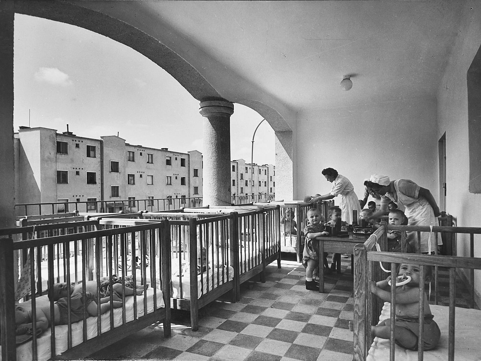 Hungary, Dunaújváros, (Sztálinváros), csecsemőotthon a Kossuth Lajos utcai házak mögötti parkban, a felvétel az emeleti teraszon készült., 1959, Peti Péter, Fortepan #294315