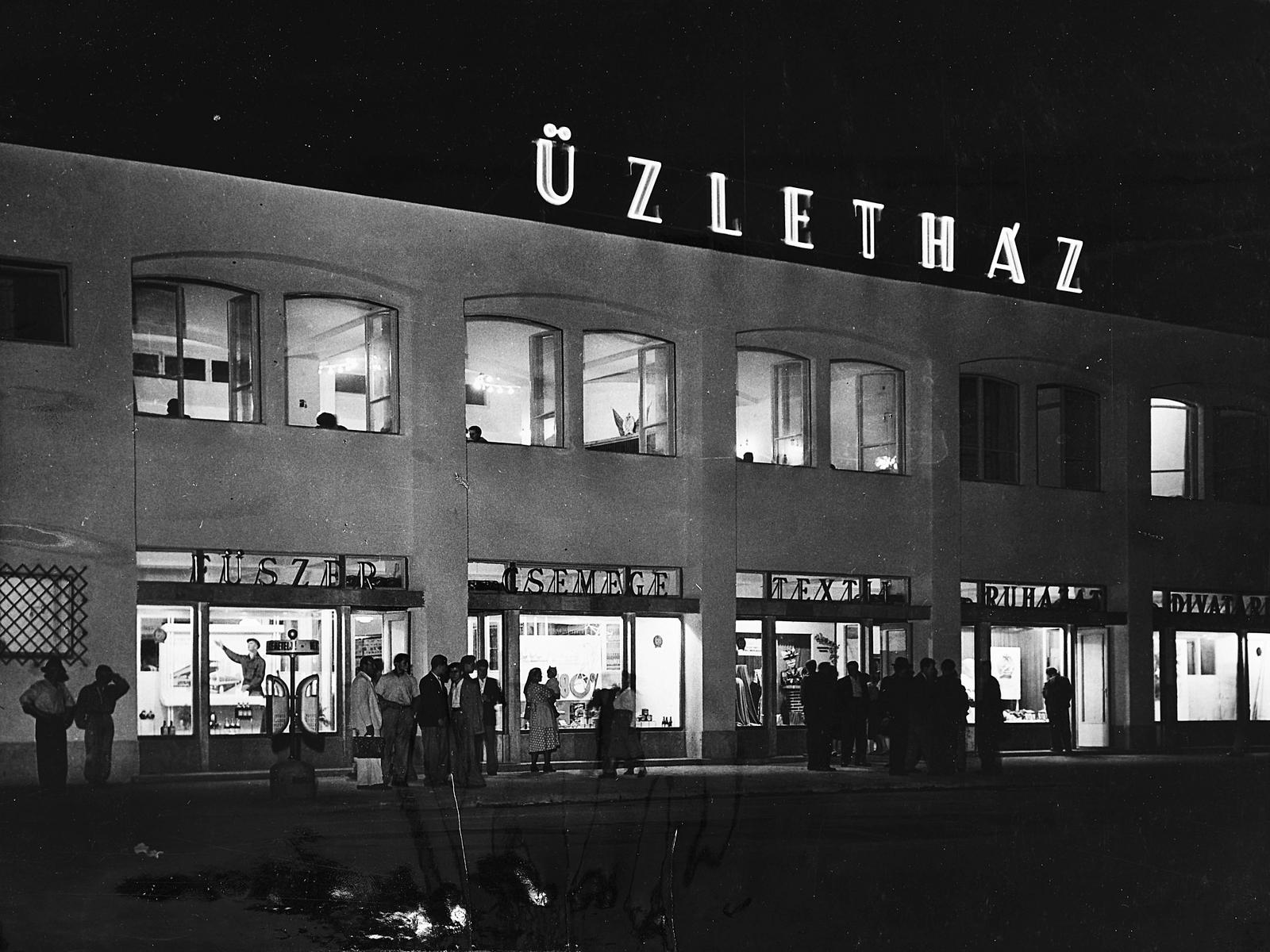 Magyarország, Dunaújváros, (Sztálinváros), Bartók Béla (November 7.) tér, Üzletház., 1959, Peti Péter, Fortepan #294316