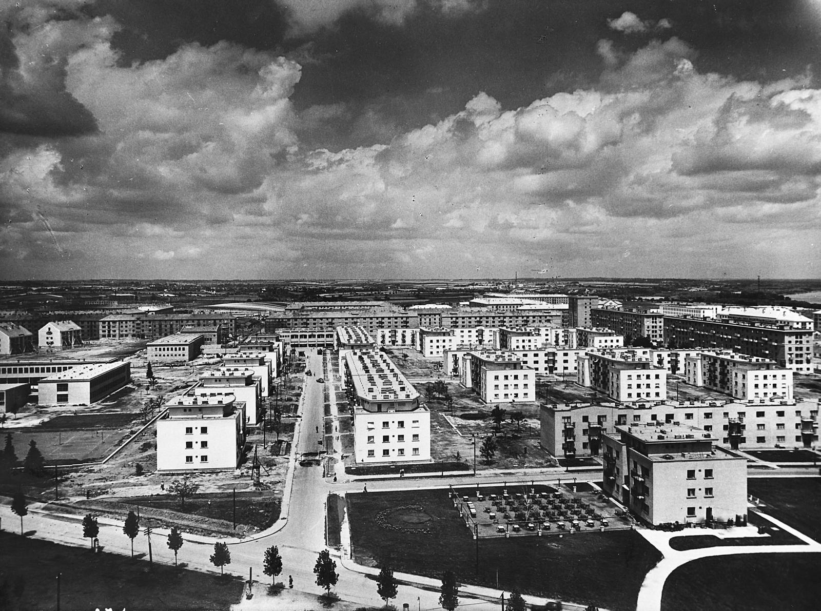 Magyarország, Dunaújváros, (Sztálinváros), kilátás a Víztoronyból az Ady Endre utca melletti épületek és a Vasmű (Sztálin) úti házak felé. Előtérben az Építők útja melletti fasor., 1959, Peti Péter, Fortepan #294318