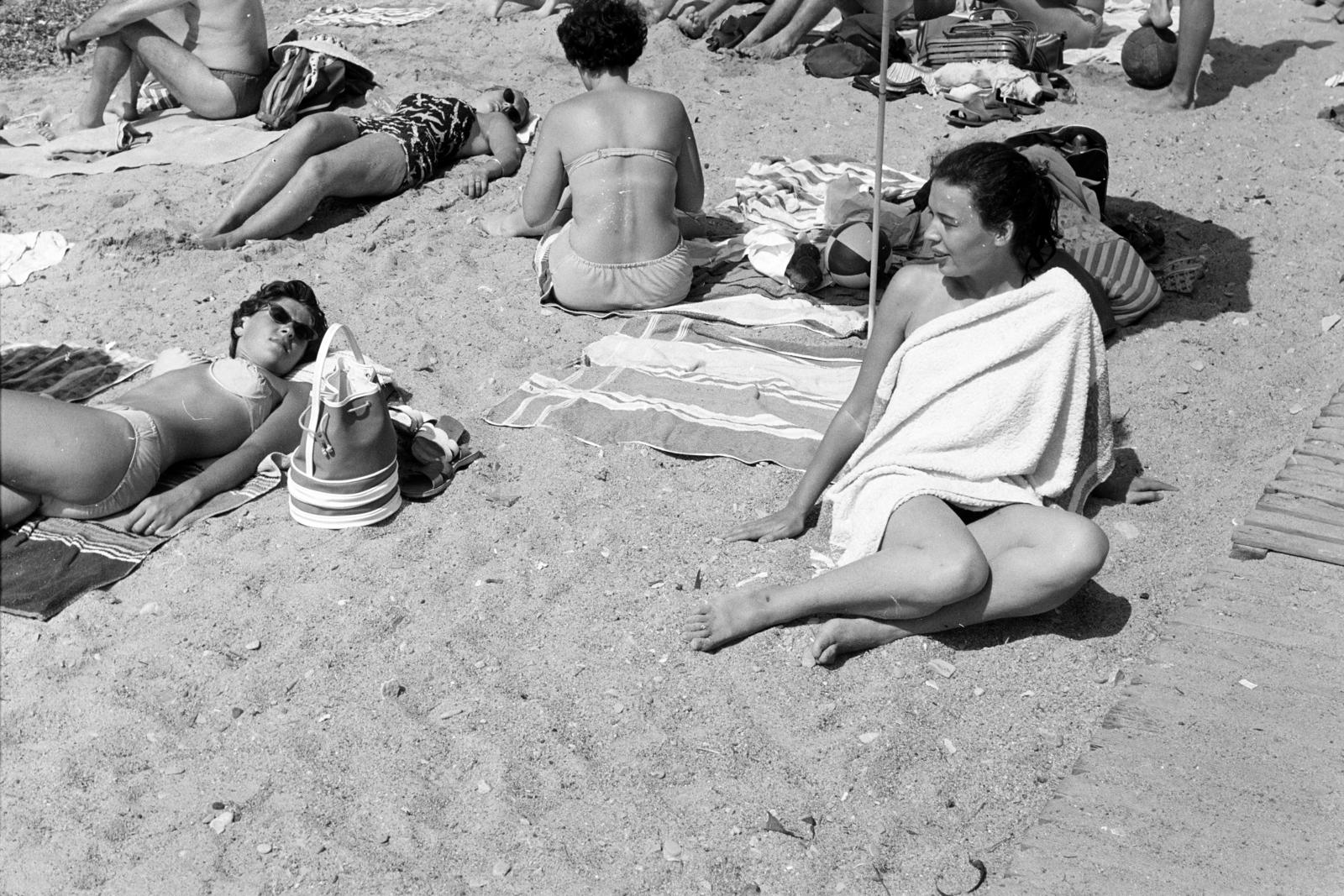 France, Cannes, tengerpart, strand., 1958, Varga Péter, sunbathe, Fortepan #294337