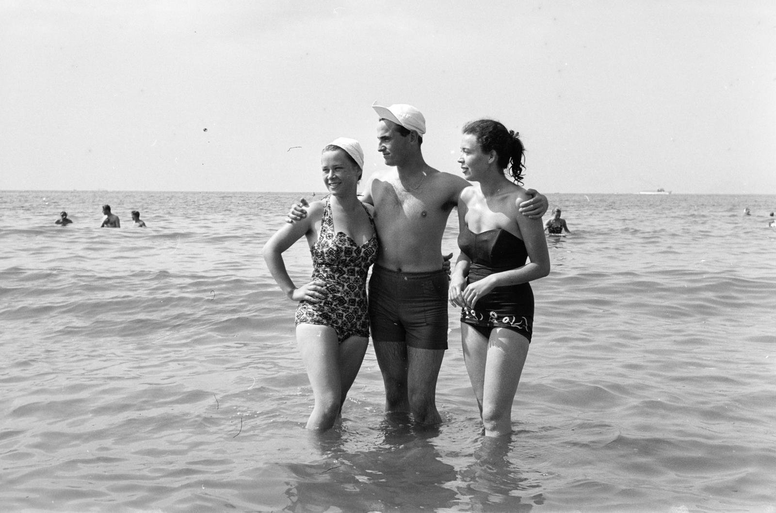 France, Cannes, tengerpart, strand., 1958, Varga Péter, bathing suit, Fortepan #294339