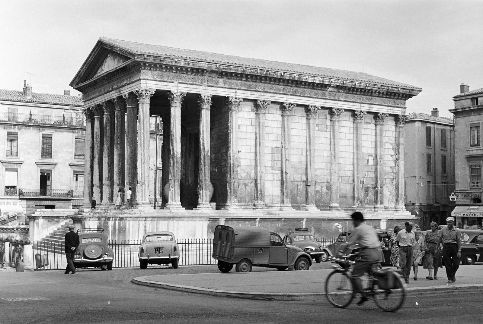Franciaország, Nîmes, Maison Carrée (ókori római templom)., 1958, Varga Péter, Citroen-márka, antik kultúra, automobil, római birodalom, furgon, Korinthoszi oszlop, Citroen 2CV Furgoneta, kerékpár, Fortepan #294345