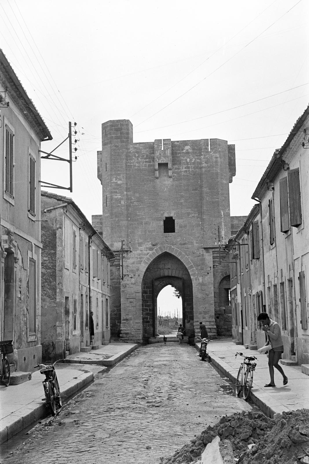 France, Aigues-Mortes, Rue Victor Hugo a városfal egyik kaputornya felé nézve., 1958, Varga Péter, gate tower, Fortepan #294346