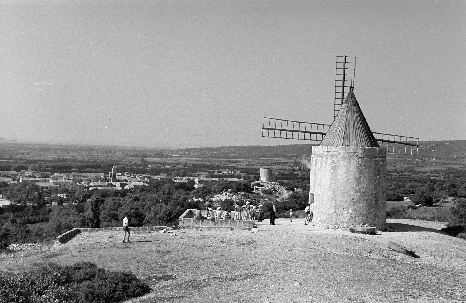 France, előtérben a Daudet szélmalom., 1958, Varga Péter, Fortepan #294348