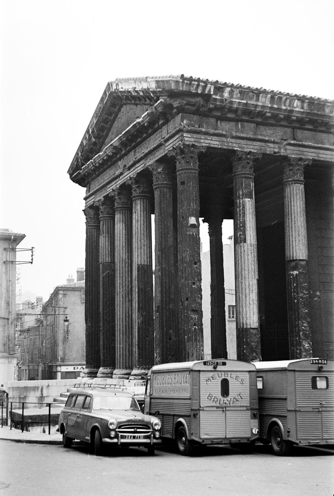France, Vienne, Augustus császár és Lívia császárné temploma., 1958, Varga Péter, commercial vehicle, ancient culture, automobile, Roman Empire, Citroen HY, Fortepan #294363