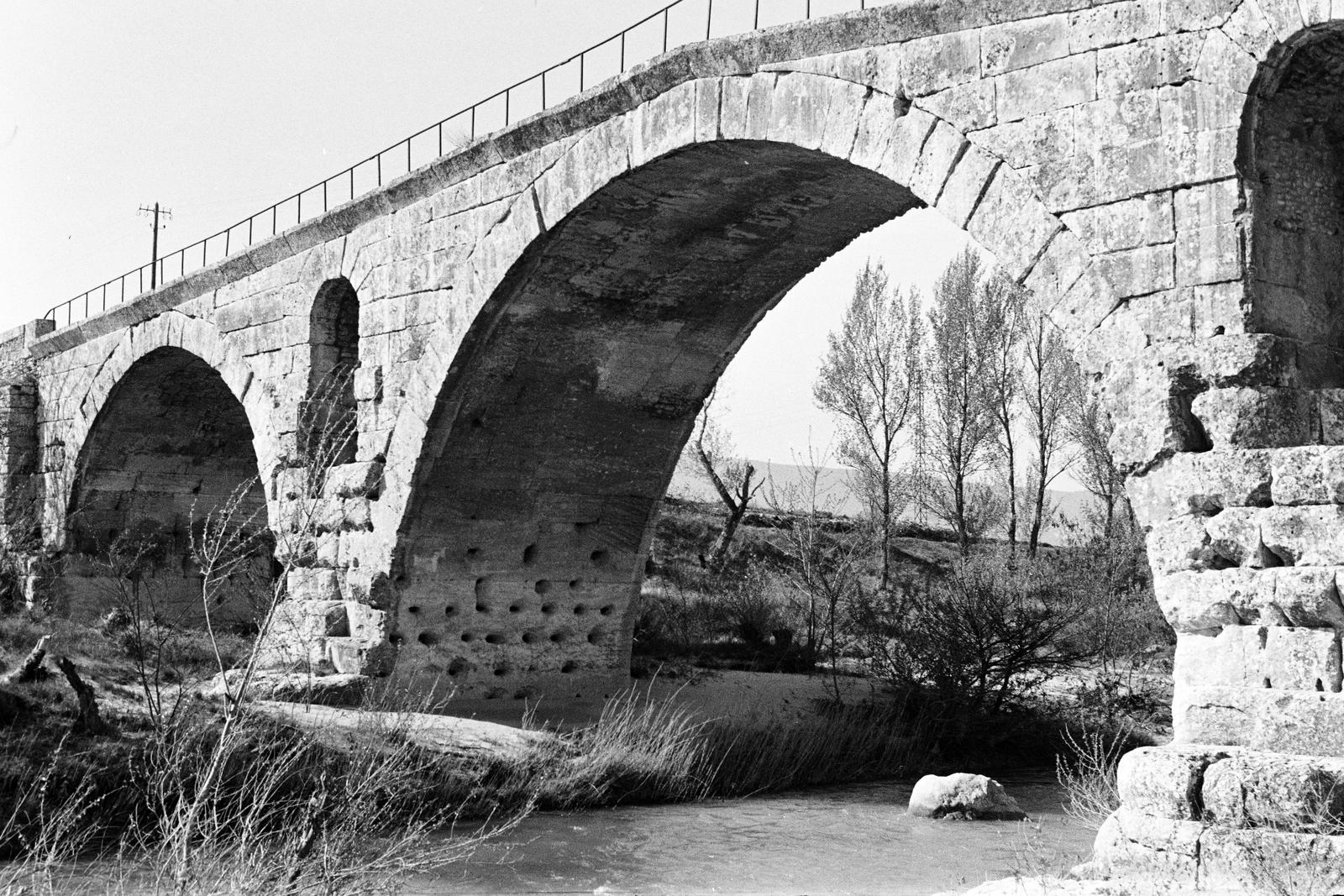 France, Bonnieux, a Pont Julien a Calavon folyó felett., 1960, Varga Péter, stone bridge, Fortepan #294411
