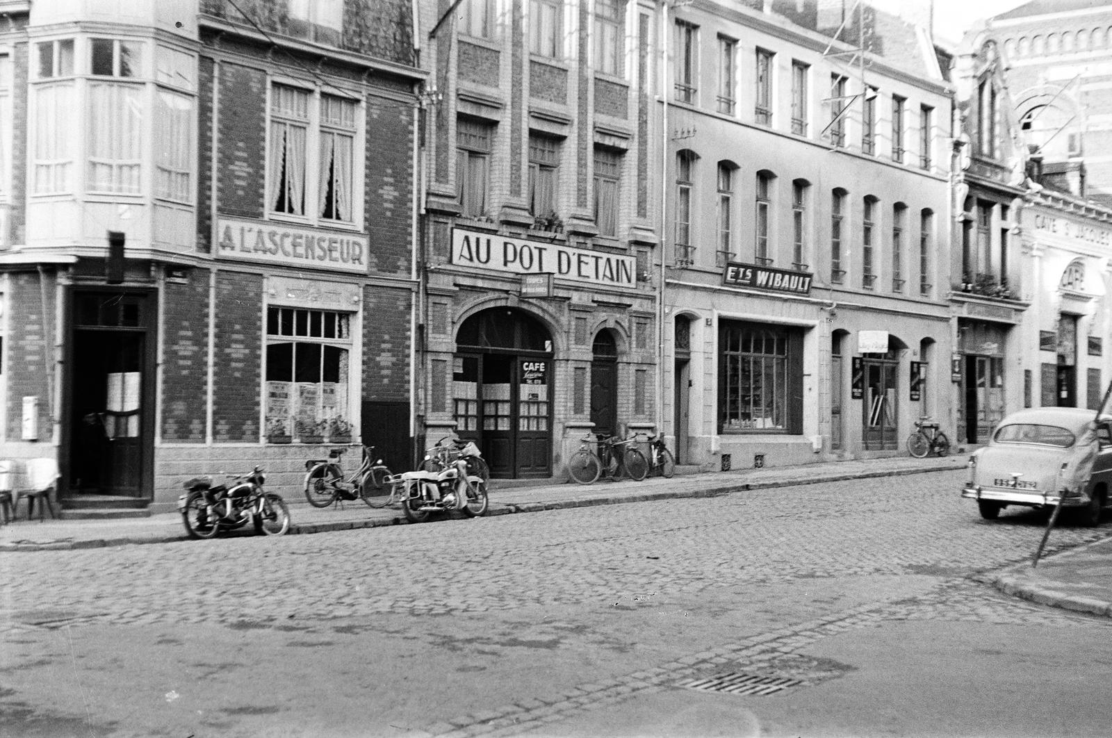 Franciaország, Cambrai, a Rue de la Citadelle a Rue des Frères Marsy felől nézve., 1960, Varga Péter, motorkerékpár, kerékpár, üzletportál, francia felirat, utcakép, Fortepan #294418