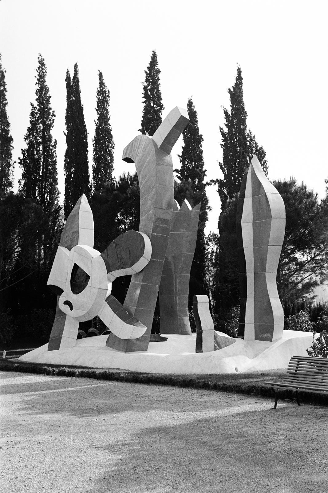 France, Biot, 255 Chemin du Val de Pome, a Musée national Fernand Léger parkja. Fernand Léger festőművész terve alapján készült, Roland és Claude Brice keramikusok alkotása, a Le jardin d'enfants kerámiaszobor., 1960, Varga Péter, Fortepan #294432
