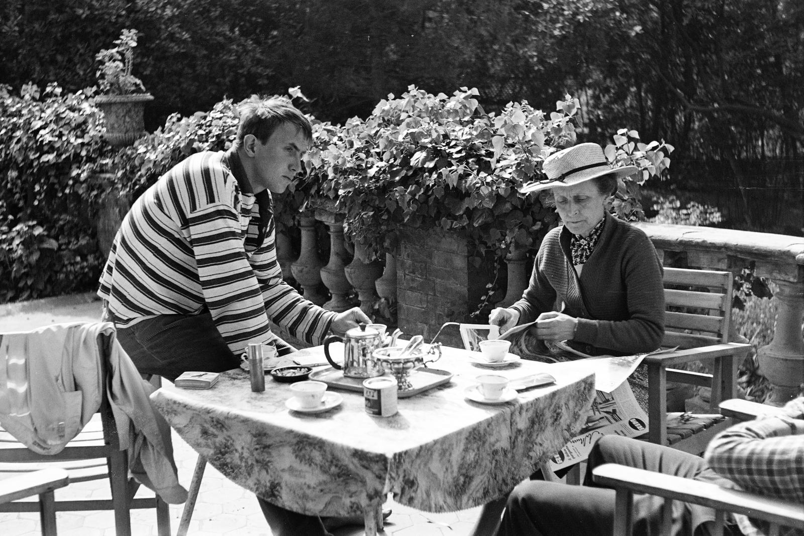 1960, Varga Péter, Best of, cup, terrace, table, sitting on the armrest of a chair, Fortepan #294437